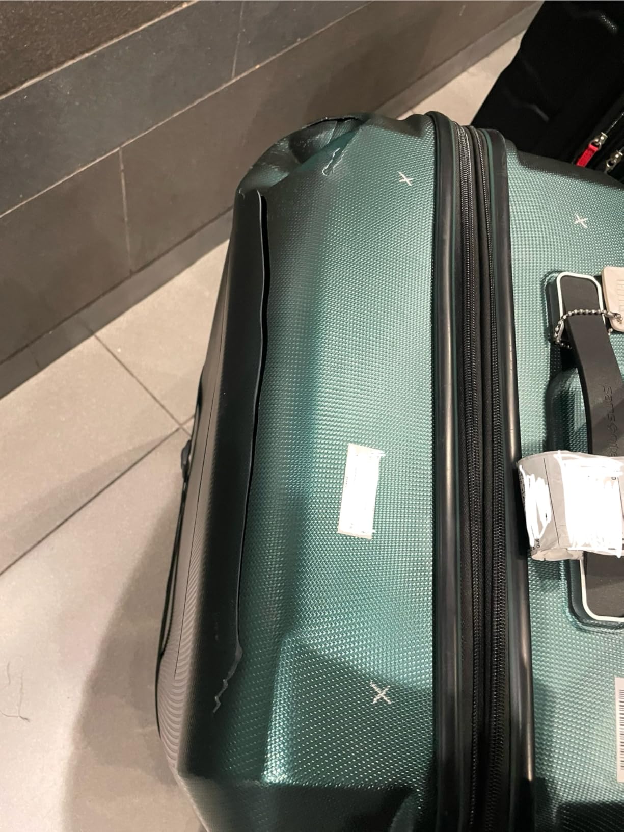 Samsonite Winfield 3 DLX Hardside Expandable Luggage with Spinners, Silver, 3-Piece Set (20/25/28) customer photo 1