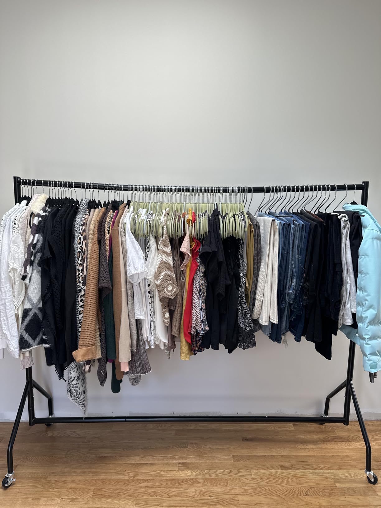 Amazon Basics Heavy Duty Portable Rolling Garment Rack, Hanging Clothes Organizer Rail for Display and Storage, Easy to Assemble, 19 x 60 x 48 inches, Black customer photo 2