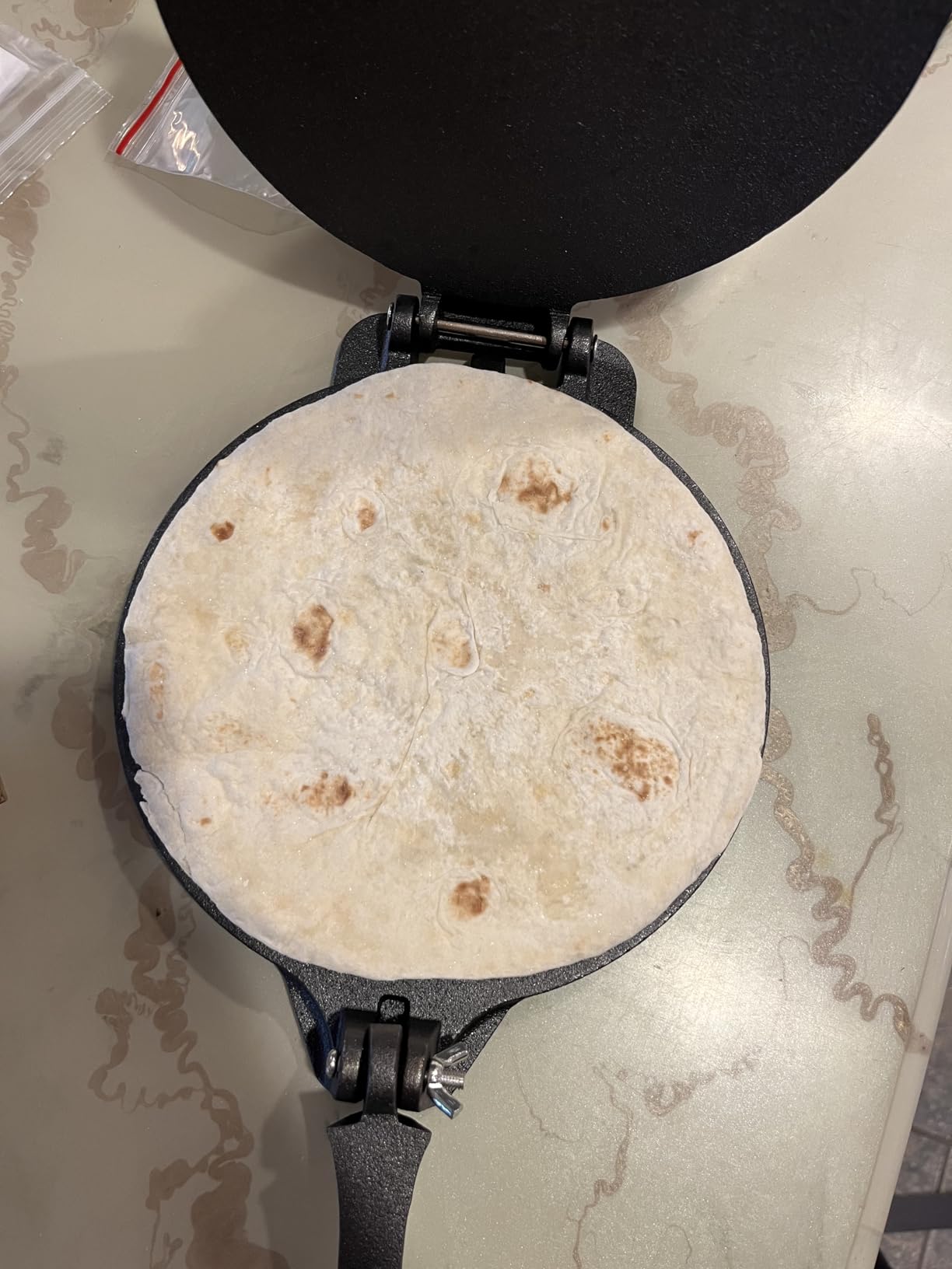 Uno Casa Cast Iron Tortilla Press 8 Inch - Tortilla Maker Press, Pre-Seasoned Roti Maker with 100 Pcs Parchment Paper - Heavy Duty Quesadilla Maker customer photo 2