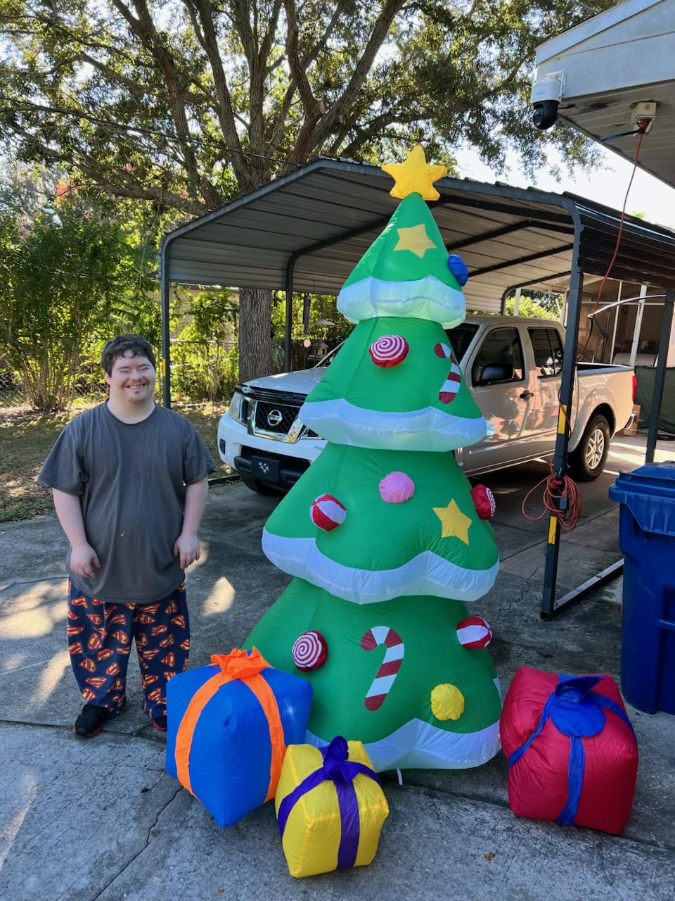 Joiedomi 7FT Tall Christmas Inflatables Tree Outdoor Decoration, Giant Christmas Inflatable Tree with 3 Gift Boxes with Build-in LEDs for Blow Up Xmas Decoration, Indoor Outdoor Yard Garden Lawn Décor customer photo 1