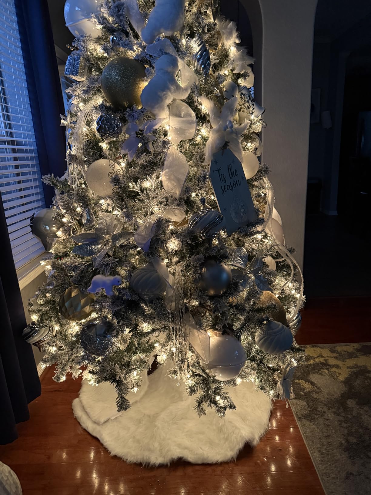 Best Choice Products 7.5ft Pre-Lit Artificial Christmas Tree Twinkling LEDs, Snow Flocked Design Pine Tree, Full Appearance Lighted Snowy w/Easy Assembly, 550 Lights, 1,346 Tips Metal Stand customer photo 2