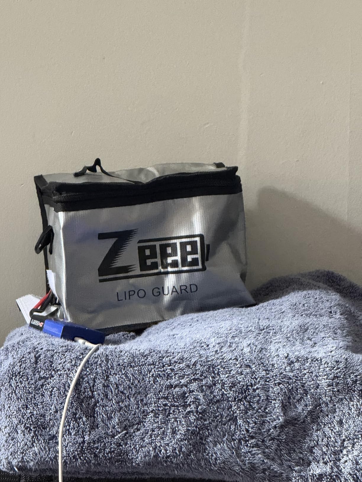 Zeee Fireproof Explosionproof Lipo Bag Battery Storage (8.46 x 6.5 x 5.71in) customer photo 1