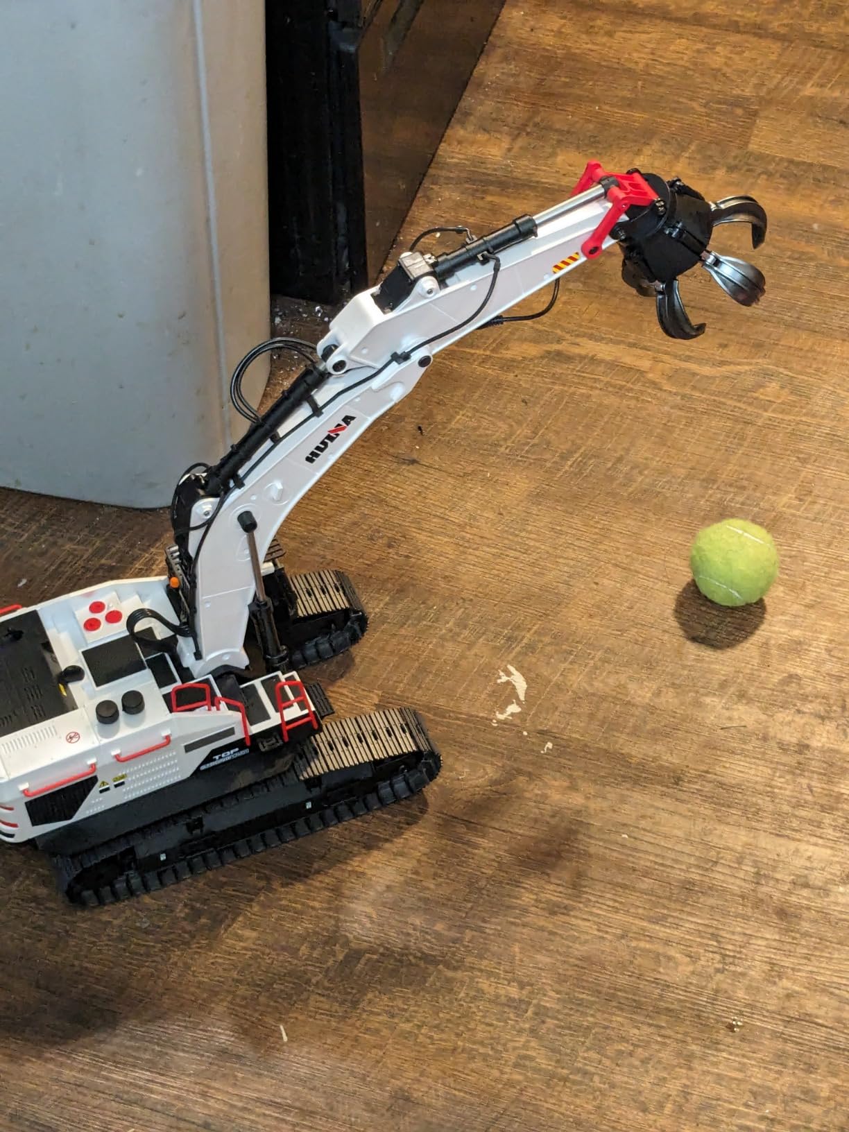 RC Excavator Huina 1594 for Adults 1:14 Toy 28 Channel 2026 Model | Digger Construction Vehicle, 4 Attachments, 2 Rechargeable Batteries, Lights & Sounds, Remote Control Crawler customer photo 2