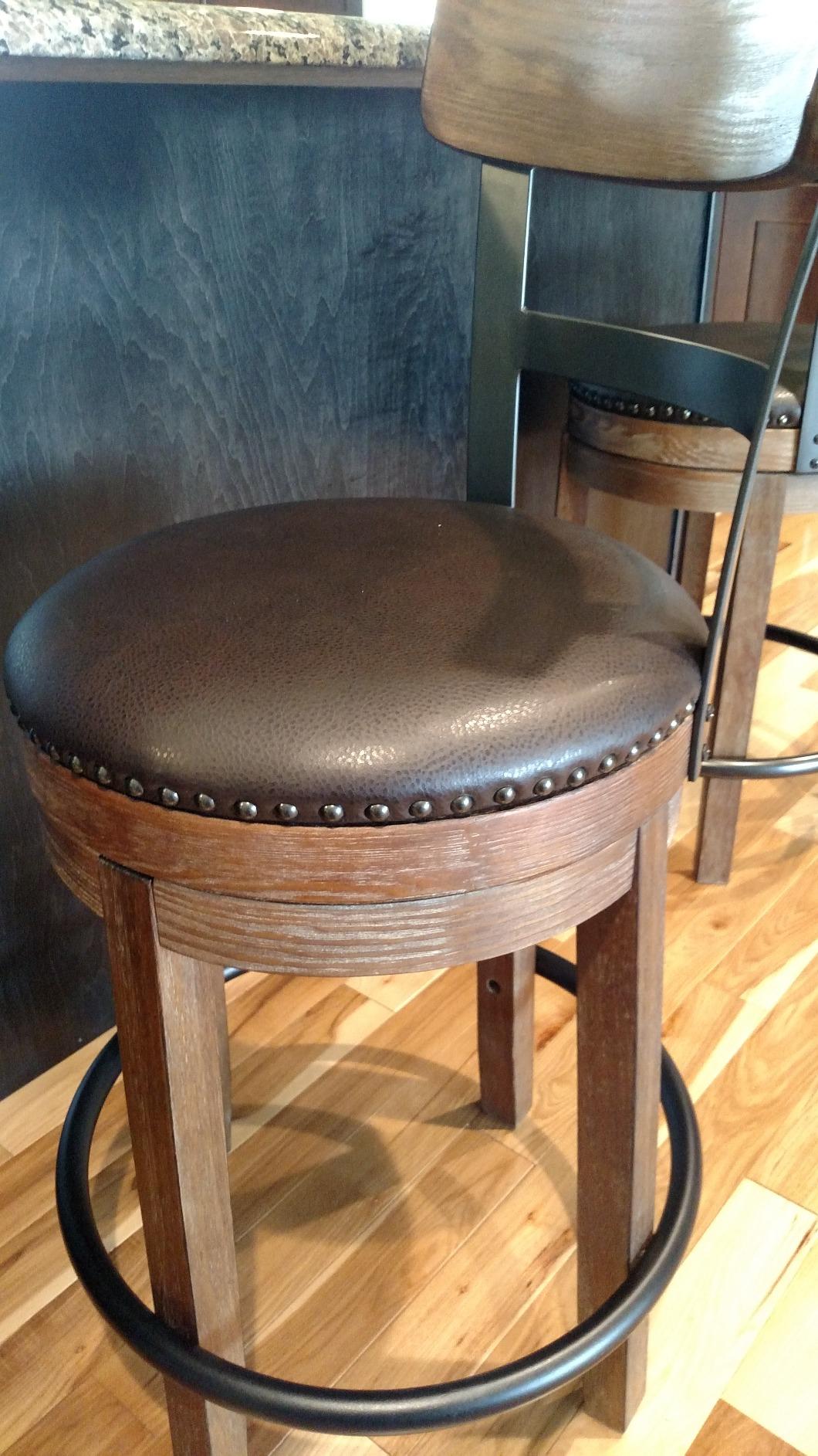 Signature Design by Ashley Valebeck Swivel Counter Height Bar Stool, White | Sturdy 24.5-inch seat with nailhead trim, Farmhouse rustic style featuring linen colored polyester, Smooth 360 degree rotation customer photo 2