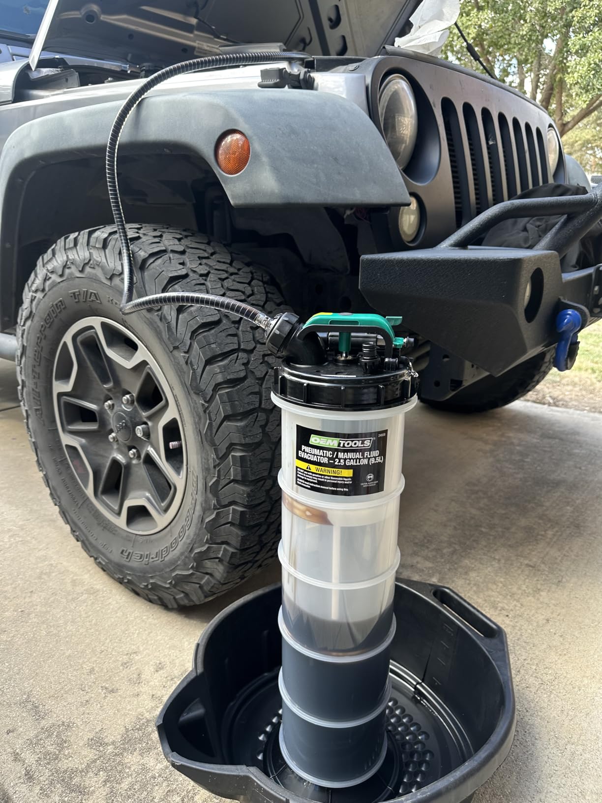 OEMTOOLS 24937 Pneumatic/Manual Fluid Extractor, 6L Oil Extractor Pump | 5 Ft. Suction Hose, 2 Dipstick Adapters, Automatic Shut-Off Valve, Oversized Pumping Handle, 41