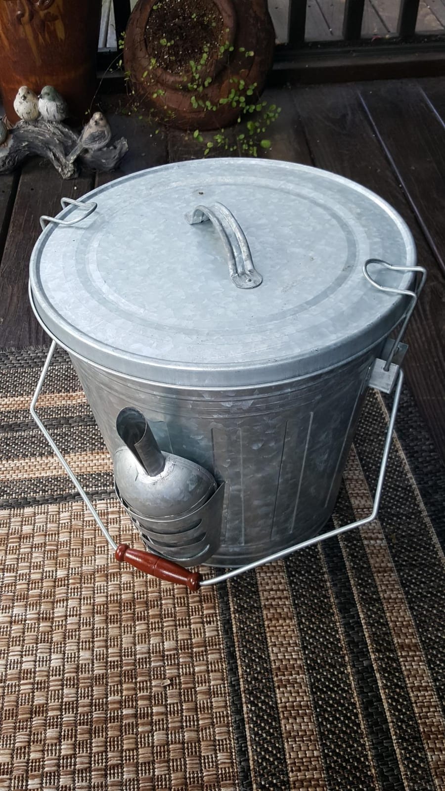 Audubon Woodlink Galvanized Steel Rustic Farmhouse Bird Food and Seed Locking Storage Bucket Bin with Scoop, Holds up to 16.5 Quarts or 25 Pounds customer photo 1