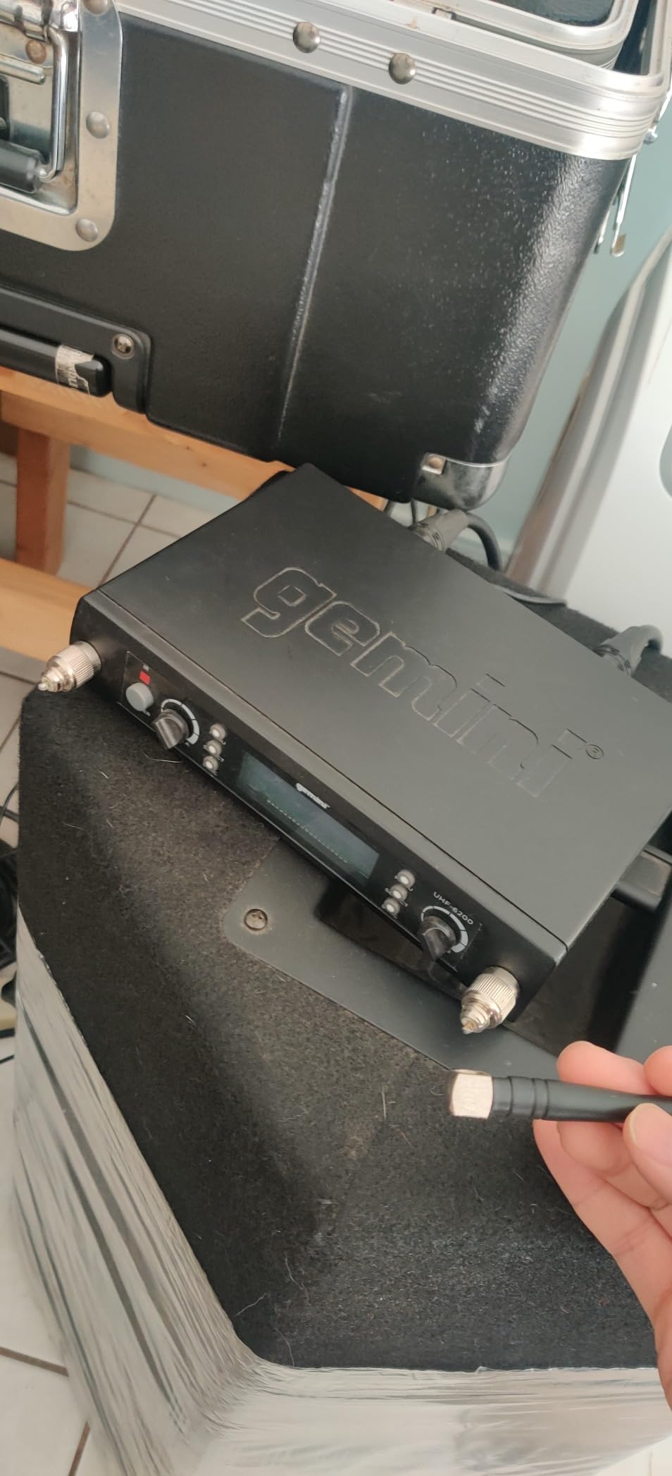 Gemini UHF Dual Wireless Handheld Microphone System (UHF-6200M) | Dual-channel UHF handheld mics, 512-537.5 MHz - auto SYNC pairing - 2 XLR outs + 1/4
