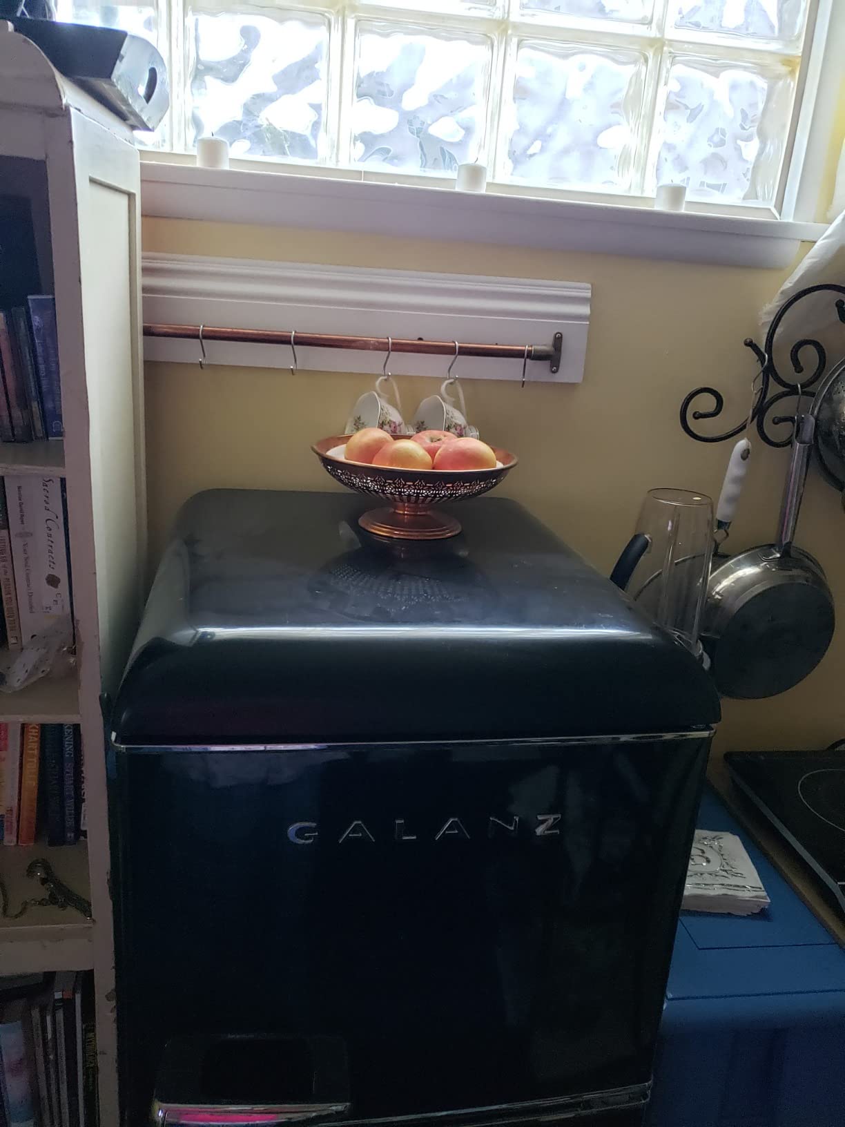 Galanz GLR46TRDER Retro Compact Refrigerator with Freezer Mini Fridge with Dual Door, Adjustable Mechanical Thermostat, 4.6 Cu Ft, Black customer photo 2