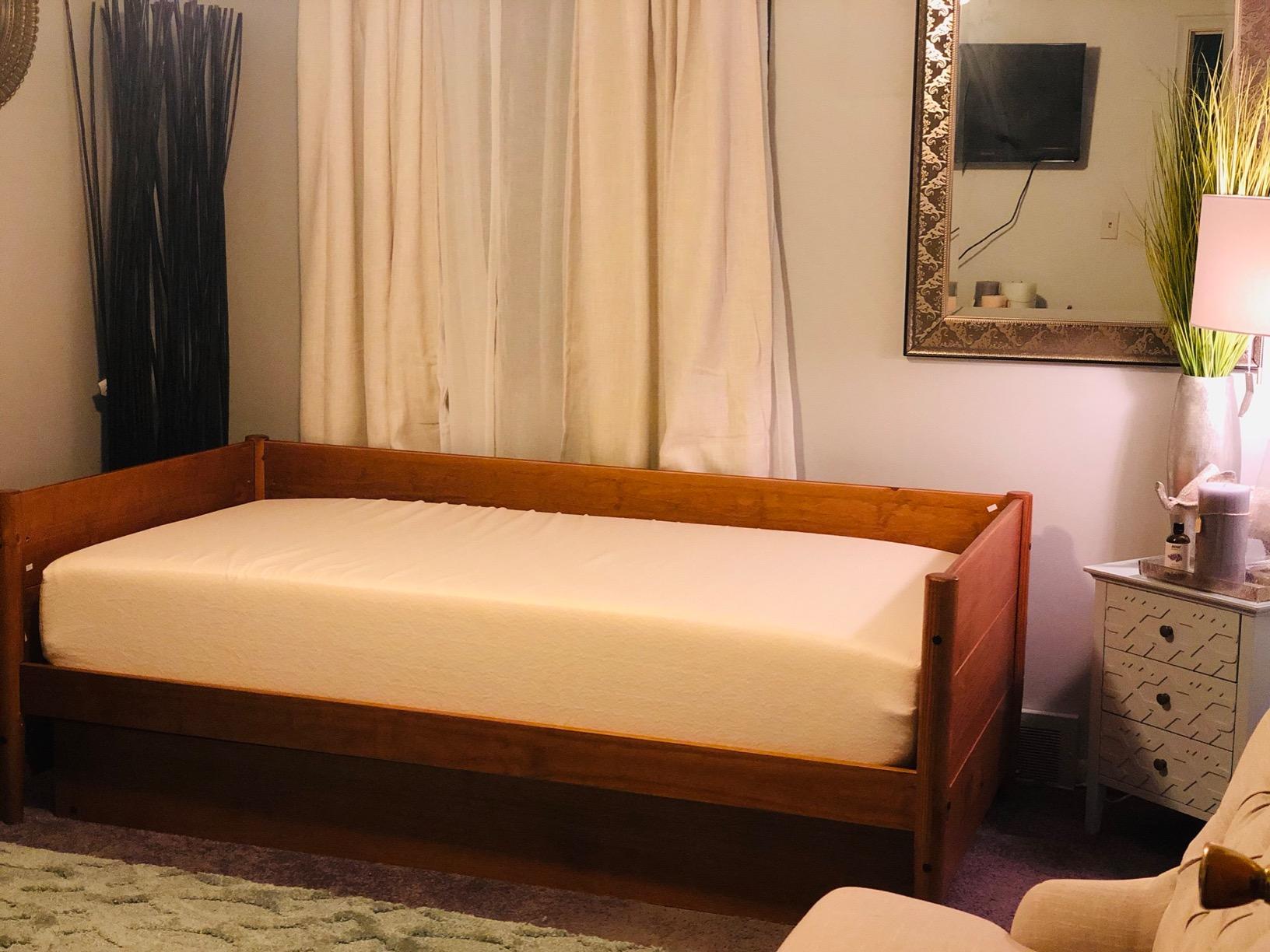 Camaflexi Mid-Century Modern Daybed & Trundle/Solid and Manufactured Wood/Panel Headboard/No Box Spring Needed/Foundation has 14 Wood Slats/Twin Trundle/Easy Assembly, Castanho Finish, Twin customer photo 2