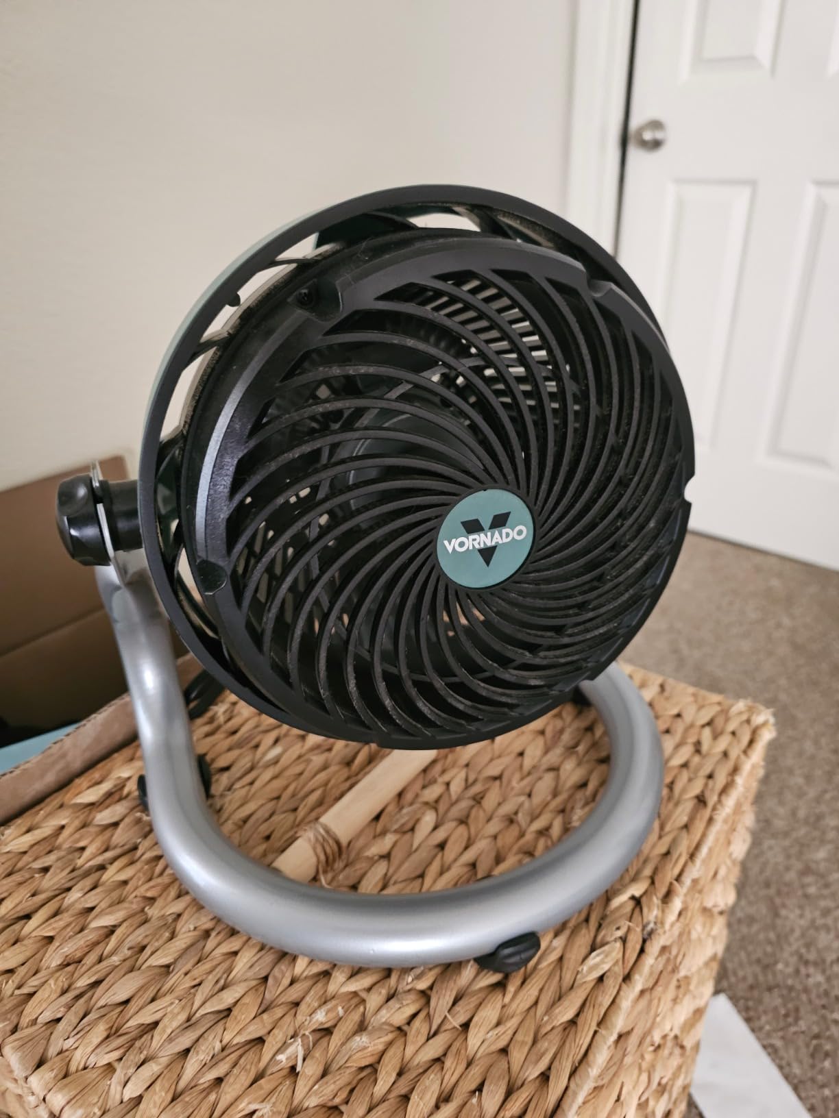Vornado EXO51 Small Heavy Duty Air Circulator, 3-Speed High Velocity Shop Fan, Dustproof and Water-Resistant, Powerful Motor, Industrial High Impact Case, Whole Room Air Circulator, Green customer photo 2