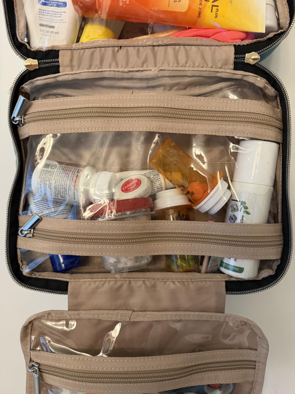 BAGSMART Large Toiletry Bag Travel Bag with Hanging Hook, Water-resistant Makeup Cosmetic Bag Travel Organizer for Accessories, Shampoo, Full Sized Container, Toiletries customer photo 1