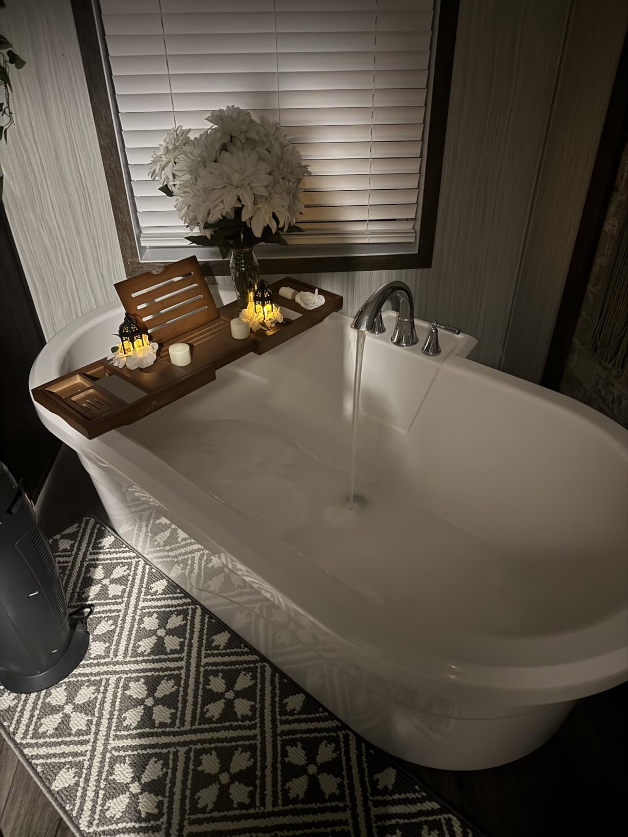 Temple Spring Bamboo Bathtub Tray Caddy for Tub - Expandable Wood Bath Tray with Solid Book Stand Wine Holder and Non-Slip Pads - Includes Bamboo Soap Dish and Spa Accessories - Luxury Bath Gift Set customer photo 1