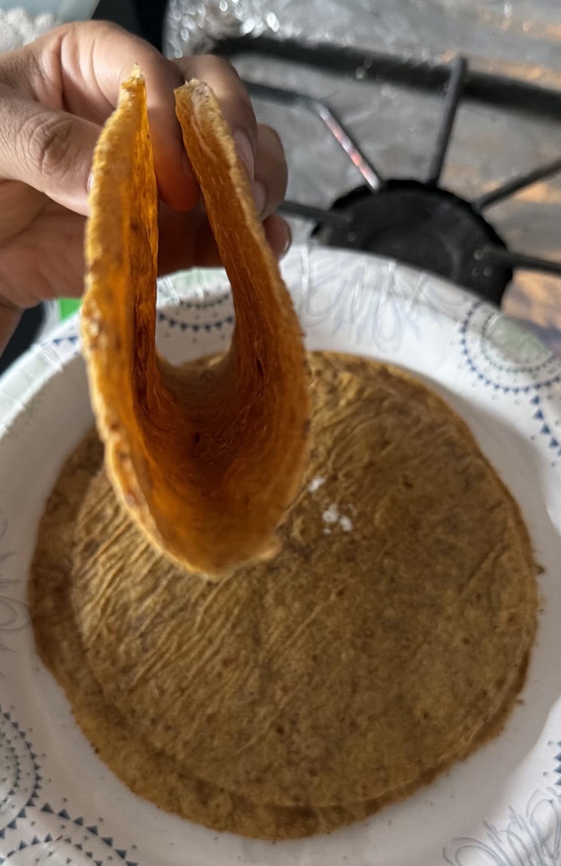 Victoria 8-Inch Cast Iron Tortilla Press HD Spherrous Iron | Commercial-Grade, Roti Press, Pataconera, Seasoned with Flaxseed Oil, Made in Colombia customer photo 2
