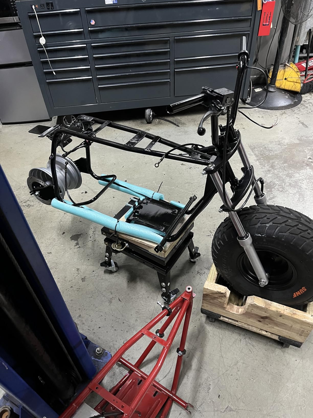 VIVOHOME 350 Lbs Heavy Duty Hydraulic Motorcycle Lift Jack - ATV Dirt Bike Foot Operated Scissor Stand Table with 4 Wheels and Removable Stopper customer photo 1