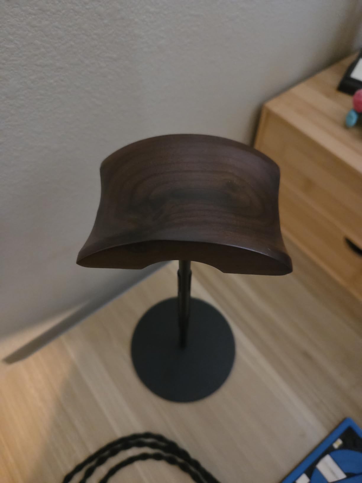Headphone Stand, Walnut Wood & Aluminum Headset Stand, Nature Walnut Gaming Headset Holder with Solid Heavy Base for All Headphone Sizes (Black) customer photo 1