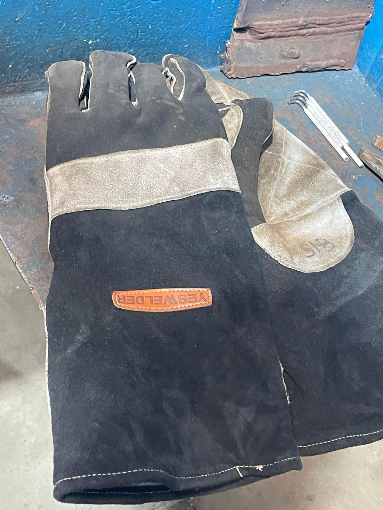 YESWELDER 16 Inches 932℉ Leather Forge MIG Welding Gloves | Heat/Fire Resistant Palm Reinforcements Kevlar Stitching Black-Gray customer photo 2