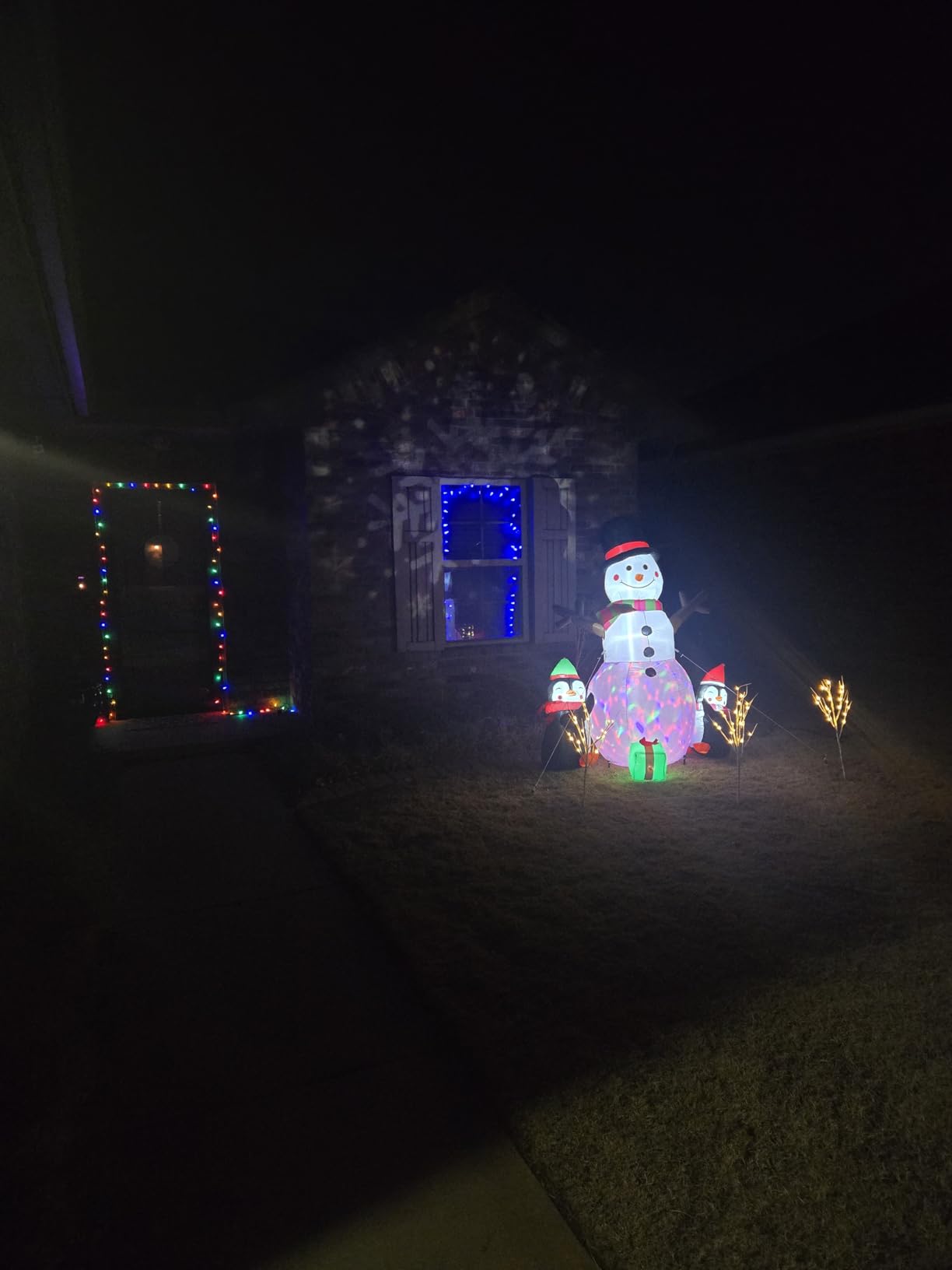 OurWarm 6ft Christmas Inflatables Outdoor Decorations, Blow Up Snowman Penguins Inflatable with Rotating LED Lights for Christmas Indoor Outdoor Yard Garden Decorations customer photo 2