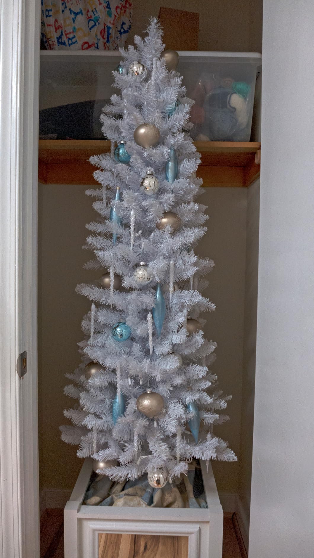 Goplus 6ft Snow Flocked Pencil Tree, Unlit Artificial Hinged Christmas Tree with Metal Stand, Slim Xmas Snowy Tree for Indoor and Outdoor Use customer photo 2