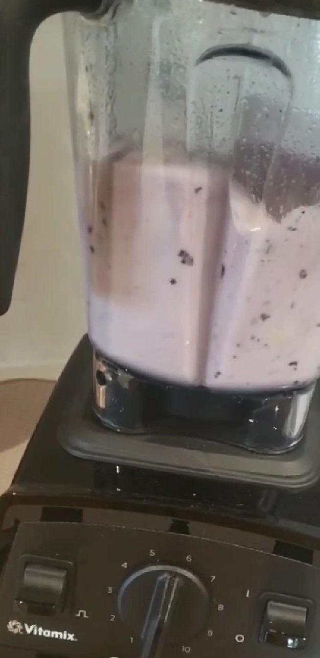 Vitamix E320 Explorian Blender, Black - Professional-Grade Variable-Speed Blender for Smoothies, Soups, and Frozen Drinks customer photo 1