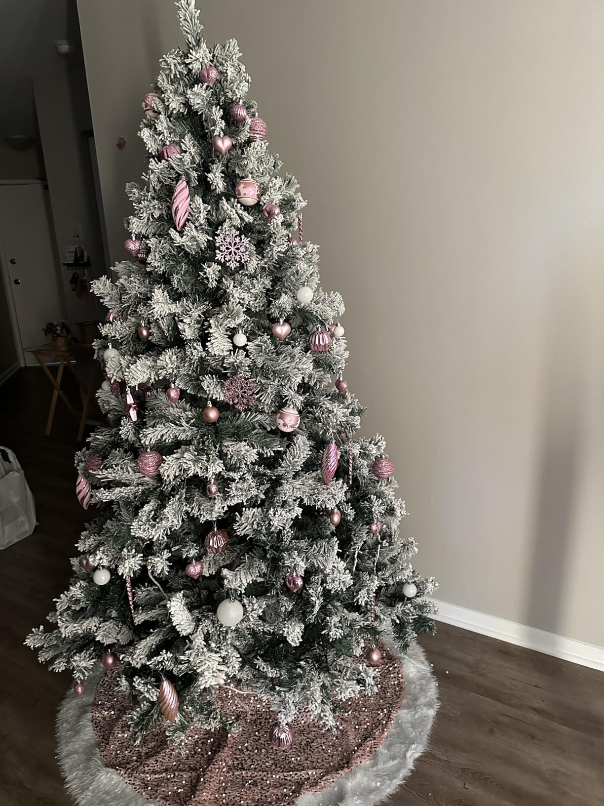 Yaheetech 7.5ft Pre-Lit Snow Flocked Artificial Christmas Tree, 550 Lights | 1284 PVC Branch Tips, Full Snowy Realism, Pre-Strung Warm White Lights, Foldable Steel Stand Included. Green & White. customer photo 1