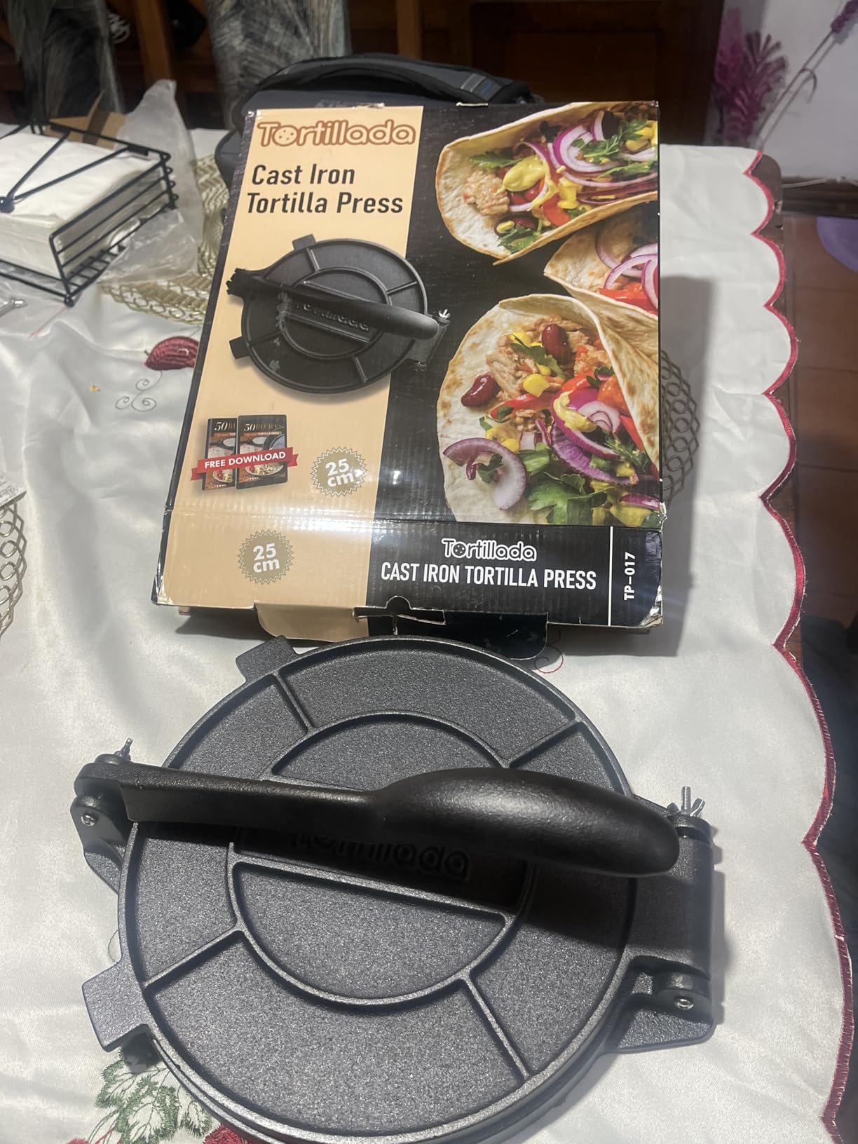 Tortillada - Tortilla Press (8 in) incl. E-Book & Parchment Paper | Heavy-duty cast iron tortilla press with 50 tortilla recipes + 100 sheets of parchment paper customer photo 1