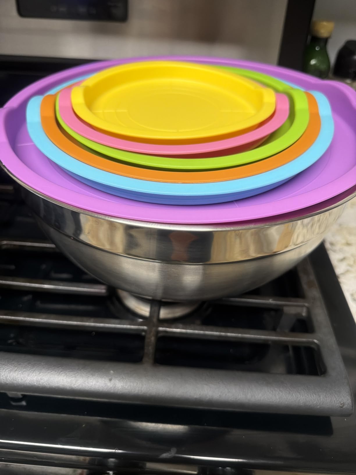 Umite Chef Mixing Bowls with Airtight Lids, 6 piece Stainless Steel Metal Nesting Storage Bowls, Non-Slip Bottoms Size 7, 3.5, 2.5, 2.0,1.5, 1QT, Great for Mixing & Serving (Khaki) customer photo 1