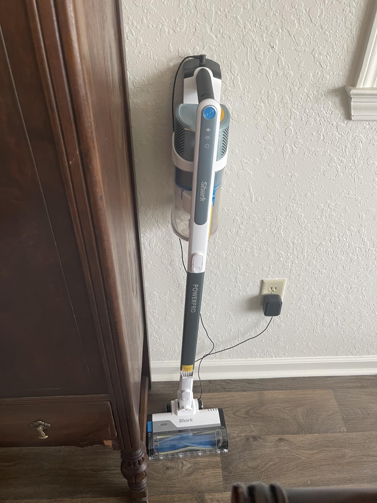 Shark Cordless Vertex Pro Lightweight Cordless Stick Vacuum, Red, IZ662H | DuoClean PowerFins, HEPA Filter, Anti-Allergen Complete Seal, LED Headlights, for Carpets & Hardfloors customer photo 2