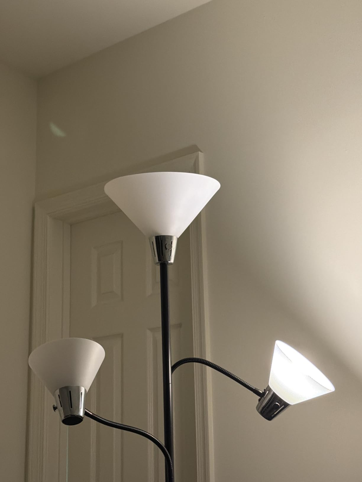 LEPOWER Floor Lamp, Bright Standing Lamp with Replaceable 3000K LED Lights | Easy to Assemble, Individual Rotary Switch, Adjustable Side Reading Light, E26 Modern Lamps for Bedroom, Office, Living Room customer photo 1
