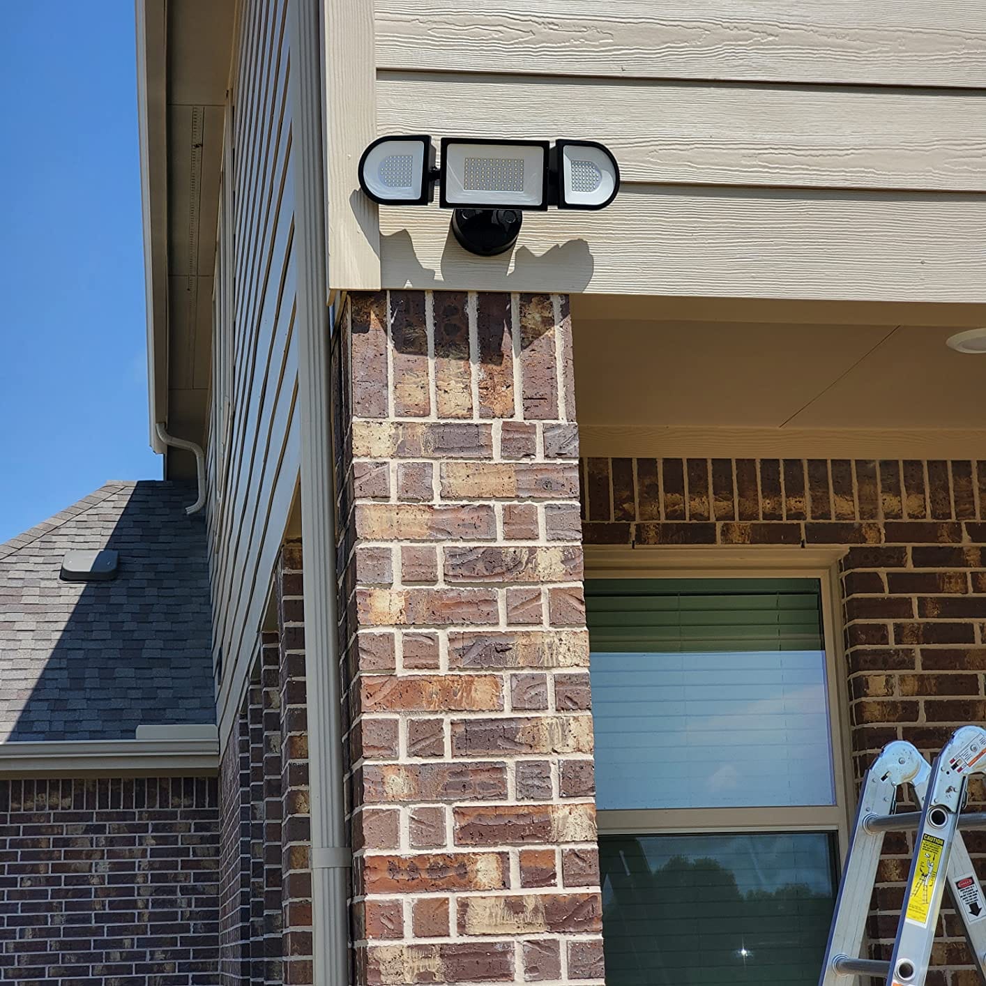 Onforu 150W Flood Lights Outdoor, 15000LM Brightness LED Light Outside, IP65 Waterproof LED Exterior Floodlight with 3 Adjustable Heads, 6500K White Outdoor Security Light for Yard Garage Eave customer photo 1