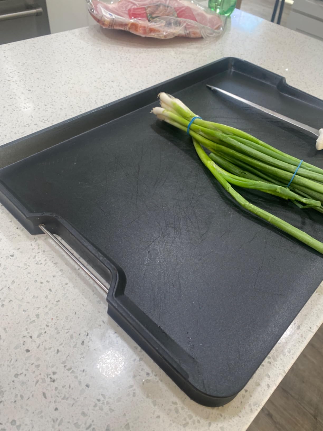 Joseph Joseph Cut&Carve Plus - Non-Slip, Multi-Function, Double-Sided Cutting Board for Food Preparation and Carving - Dishwasher Safe, Large - Black customer photo 2