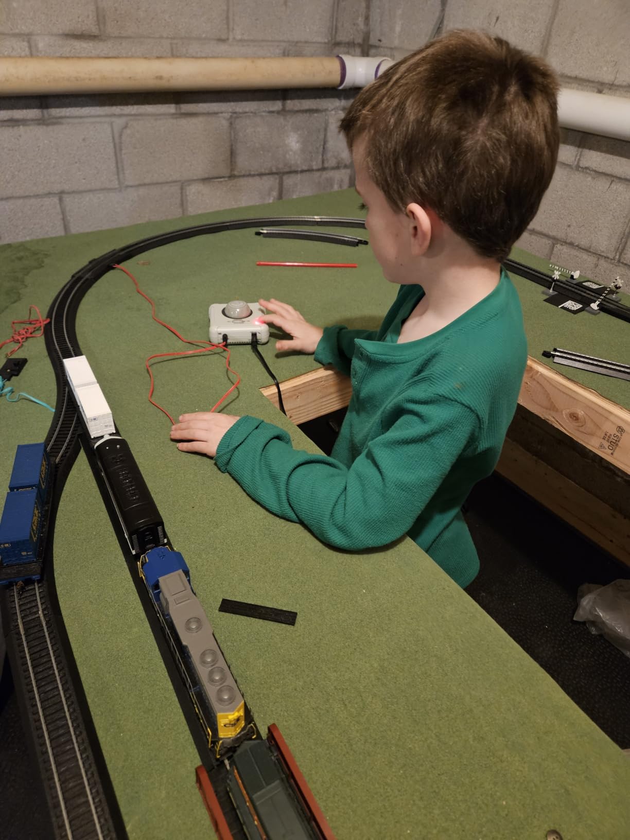 Bachmann Trains - EMD GP40 - DCC Equipped Diesel Locomotive - CSX #6062 (Bright Future) - HO Scale customer photo 1