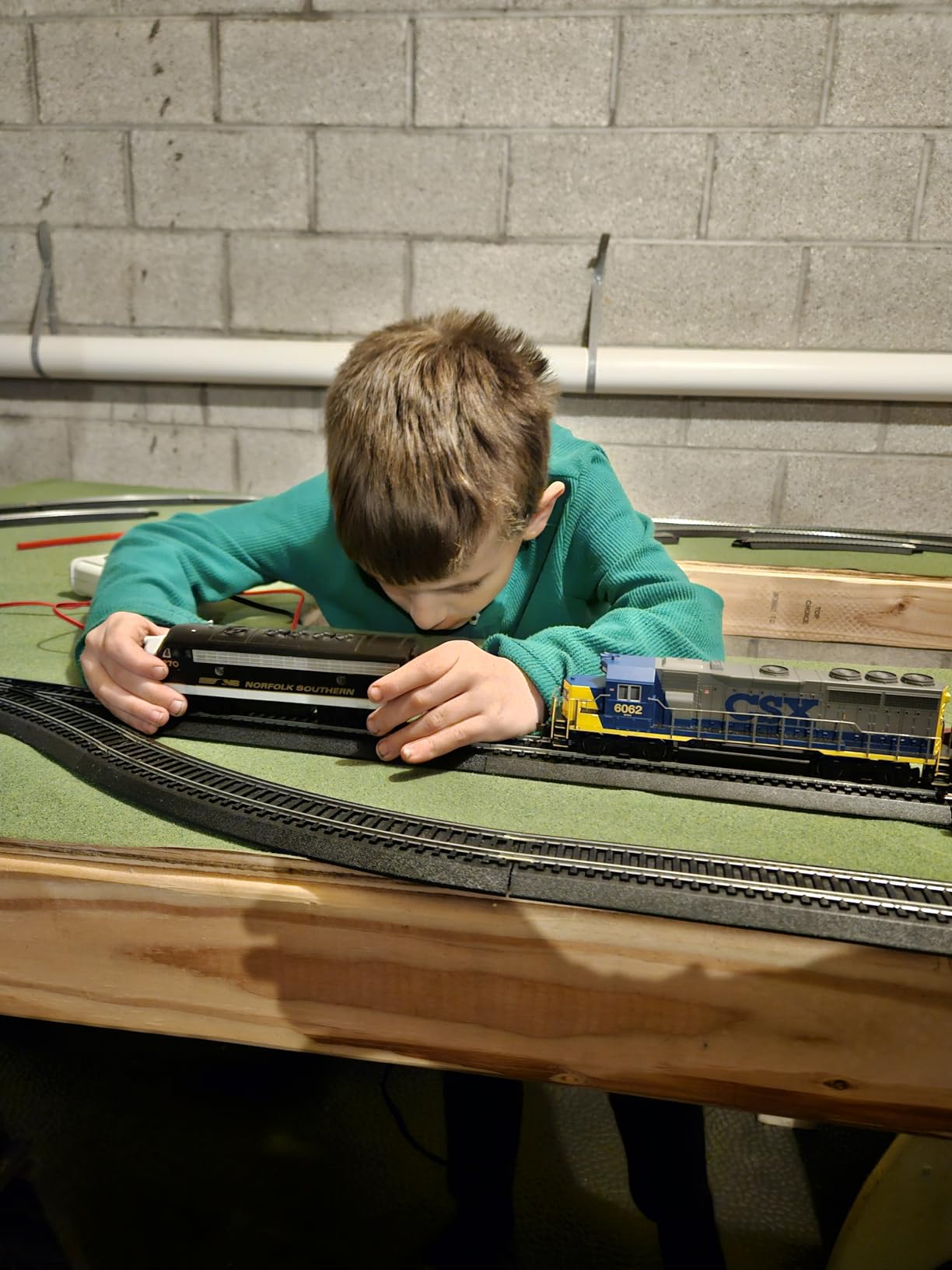 Bachmann Trains - EMD GP40 - DCC Equipped Diesel Locomotive - CSX #6062 (Bright Future) - HO Scale customer photo 2
