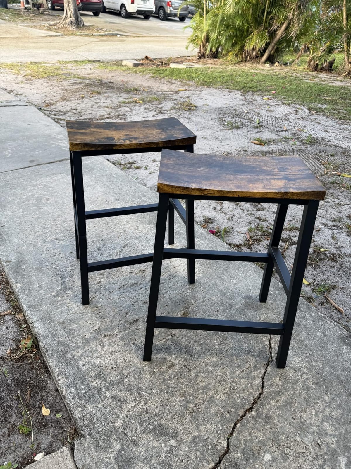 HOOBRO Bar Stools, Set of 2 Bar Chairs, 23.6 Inch Saddle Stools, Kitchen Counter Seat with Footrests, Industrial Barstools for Dining Room, Kitchen, Counter, Rustic Brown and Black customer photo 1