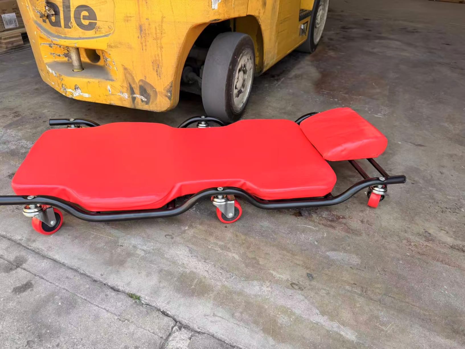 BESTOOL 44-Inch Mechanic Creeper, 450 lb, 6 PU Swivel Casters, Red | Heavy-Duty Metal Frame with a Fully Padded Cushion and 2-Inch Ground Clearance for Access Under Cars, Trucks, SUVs, and Vans. customer photo 2