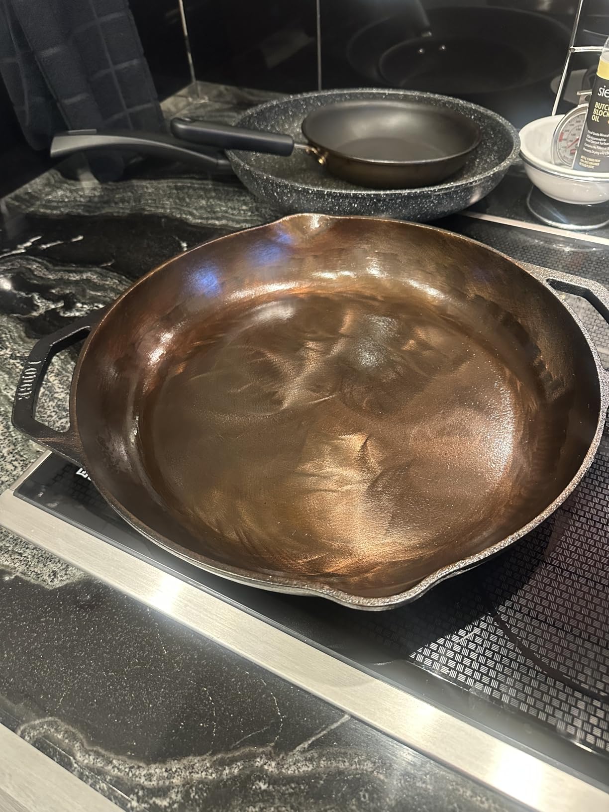 Lodge Chef Collection 14 Inch Pre-Seasoned Cast Iron Skillet, Perfect Sear | Extra-Large Cooking Surface for Family Meals, Naturally Non-Stick, Use on Stove, in Oven, on Grill or Fire customer photo 1