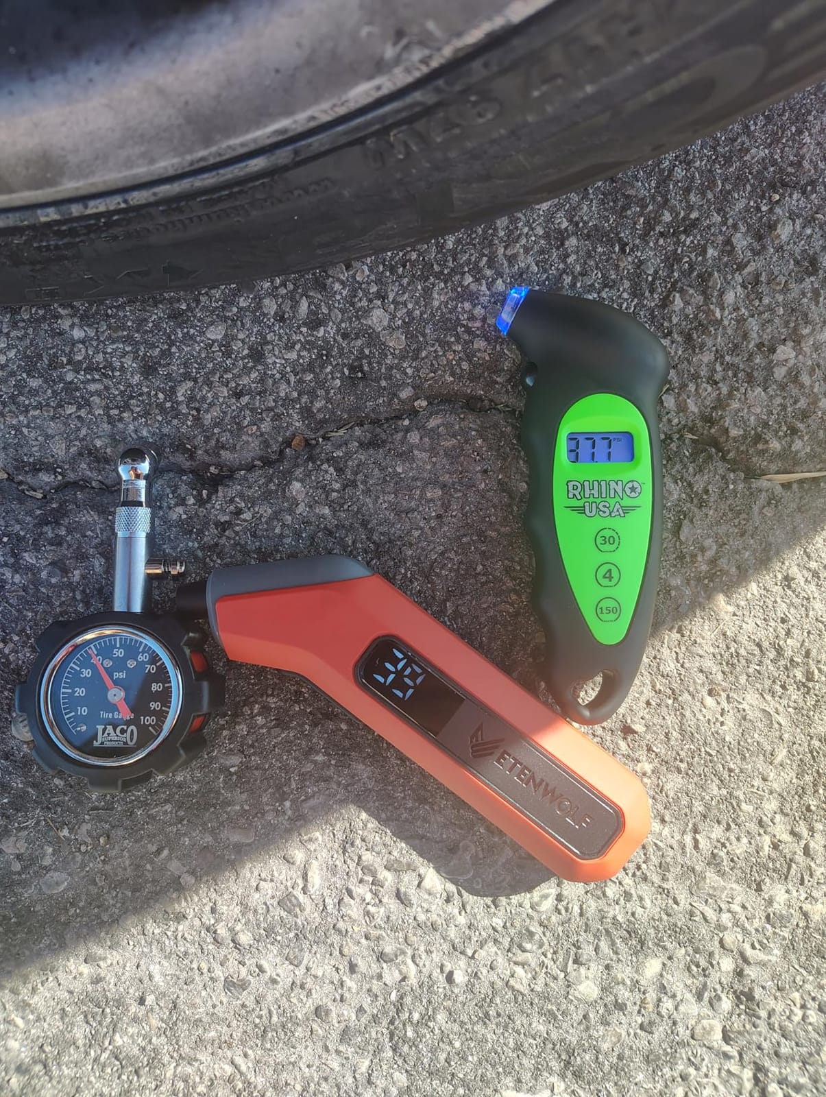 ETENWOLF T300 Digital Tire Pressure Gauge 200 PSI for Car, RV, Truck, Bikes | with Replaceable AAA Batteries, Industrial Tire Gauge Calibrated to ANSI B40.7 Grade 2A(±0.5%), Grey customer photo 1