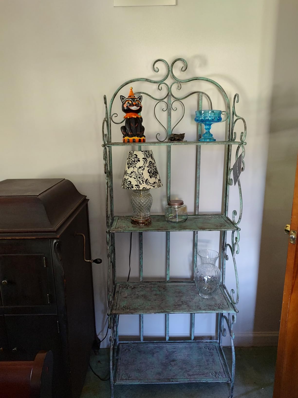 SAFAVIEH Outdoor - Tyrique Black Rust Victorian Wrought Iron 4-Tier Shelf Unit, Metal Plant Stand Baker's Rack, Decorative Patio Garden Storage, 24.8