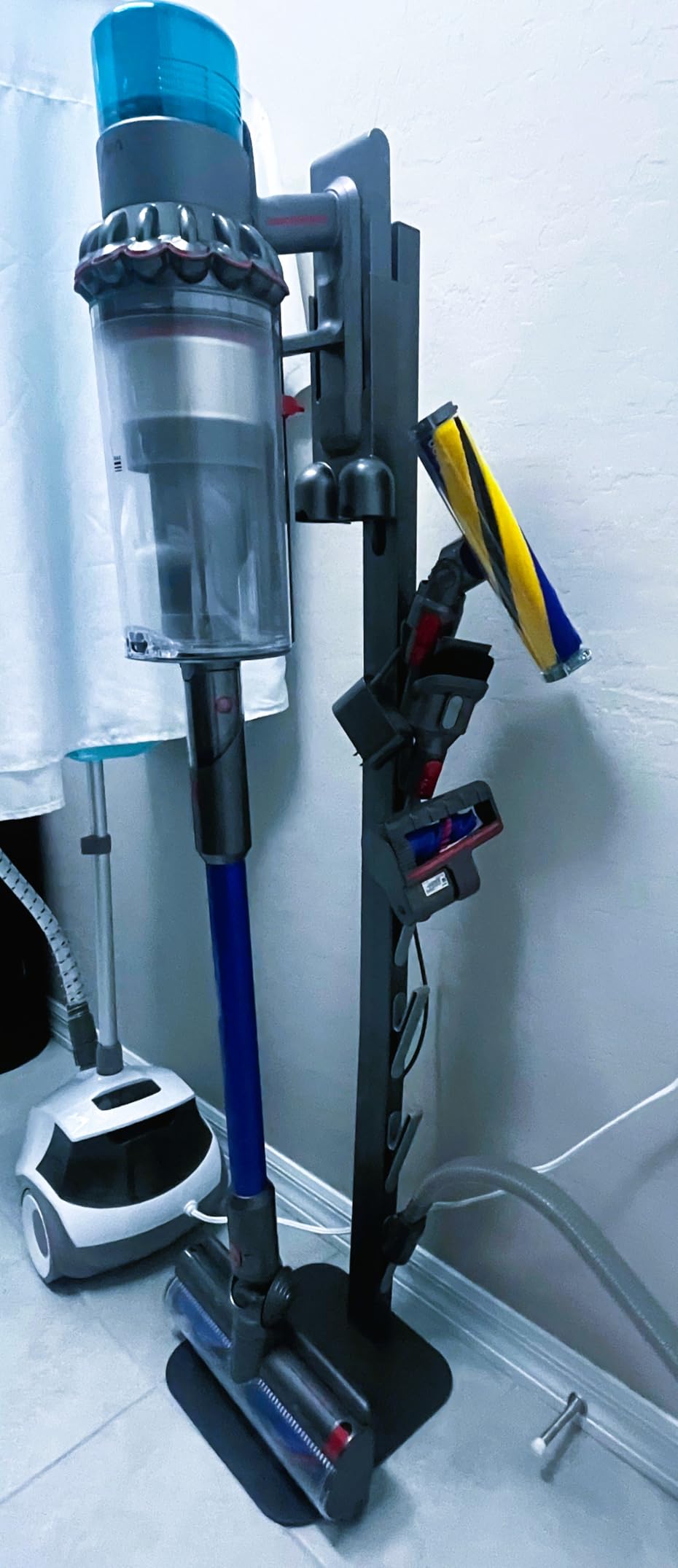 Dyson Gen5outsize Cordless Vacuum, 250AW, 3 Power Modes, Up to 140 Minutes, XL bin, Illumination Reveals dust, HEPA Filtration, All Floor Types customer photo 1