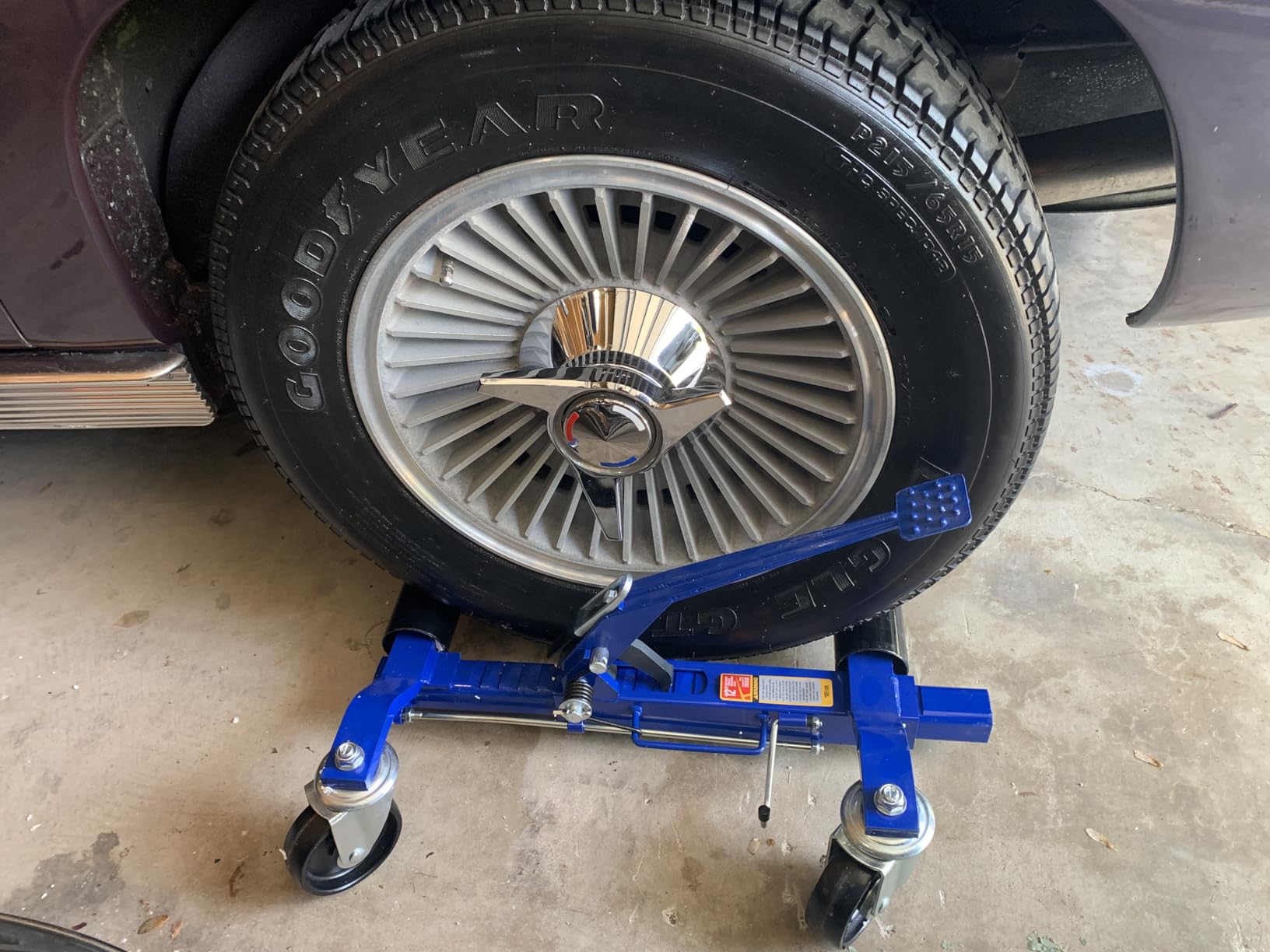 TUFFIOM Car Wheel Dolly Jack Set of 4, Mechanical 6000-lbs Car Skates, 12'' Wheel Vehicle Positioning Jack, Heavy Duty Rollers with Ratcheting Foot Pedal for Tire Auto Repair Moving, Blue customer photo 2