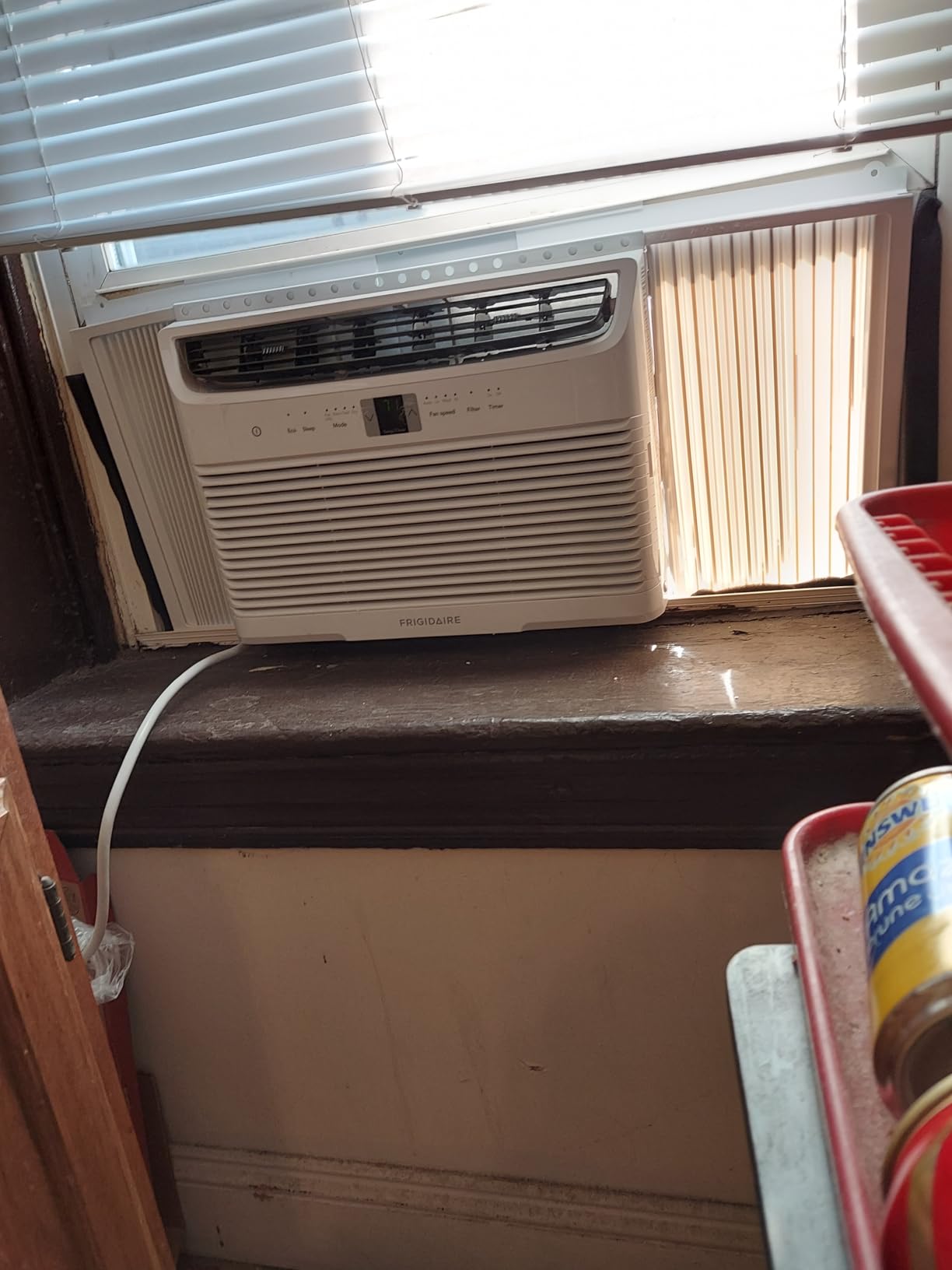 Frigidaire 6,000 BTU Window Air Conditioner with Remote Control, Cools Up to 250 Sq. Ft., Quiet Operation, Eco Mode, 3 Fan Speeds, Auto Restart, White customer photo 1