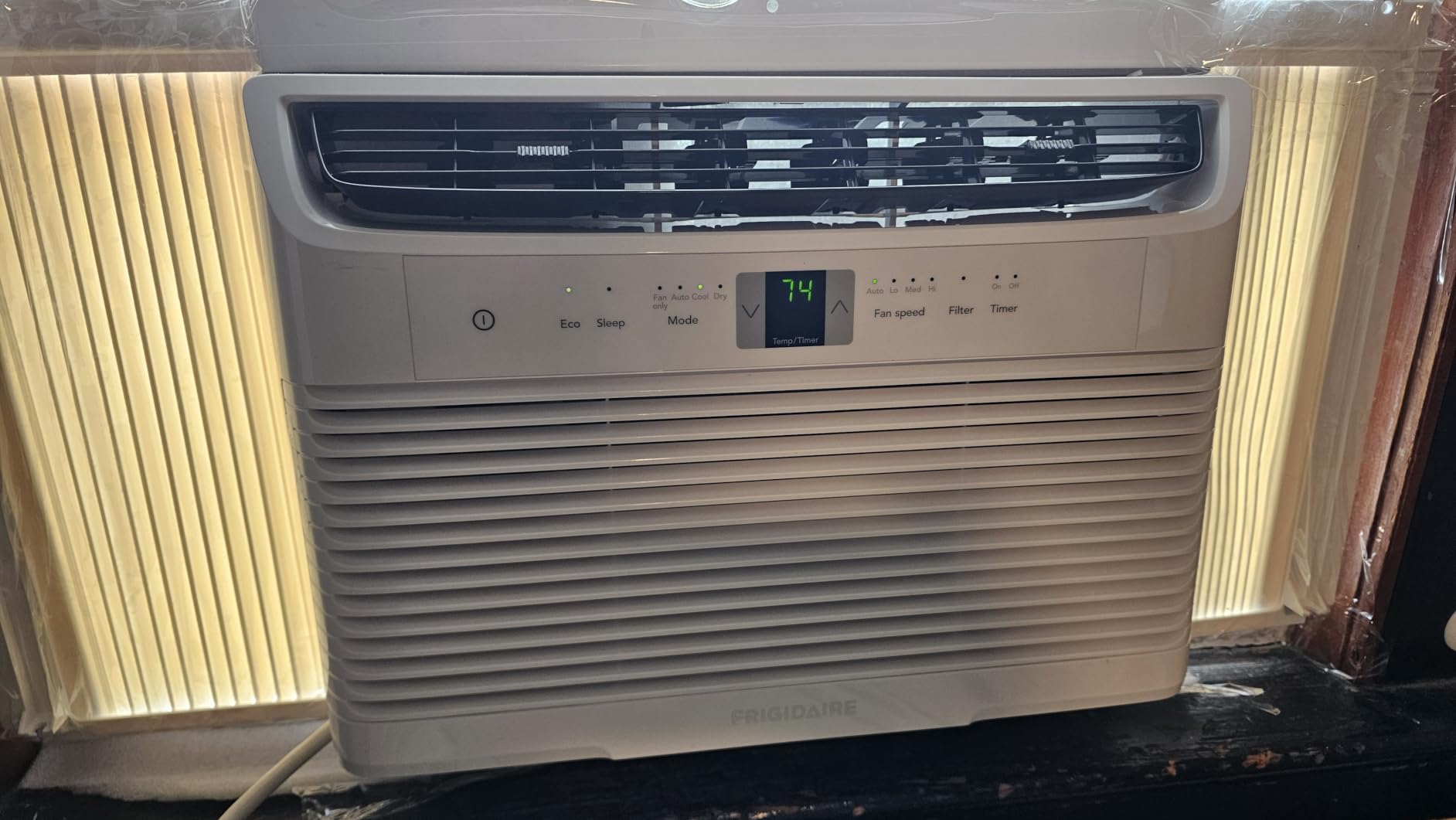Frigidaire 6,000 BTU Window Air Conditioner with Remote Control, Cools Up to 250 Sq. Ft., Quiet Operation, Eco Mode, 3 Fan Speeds, Auto Restart, White customer photo 2