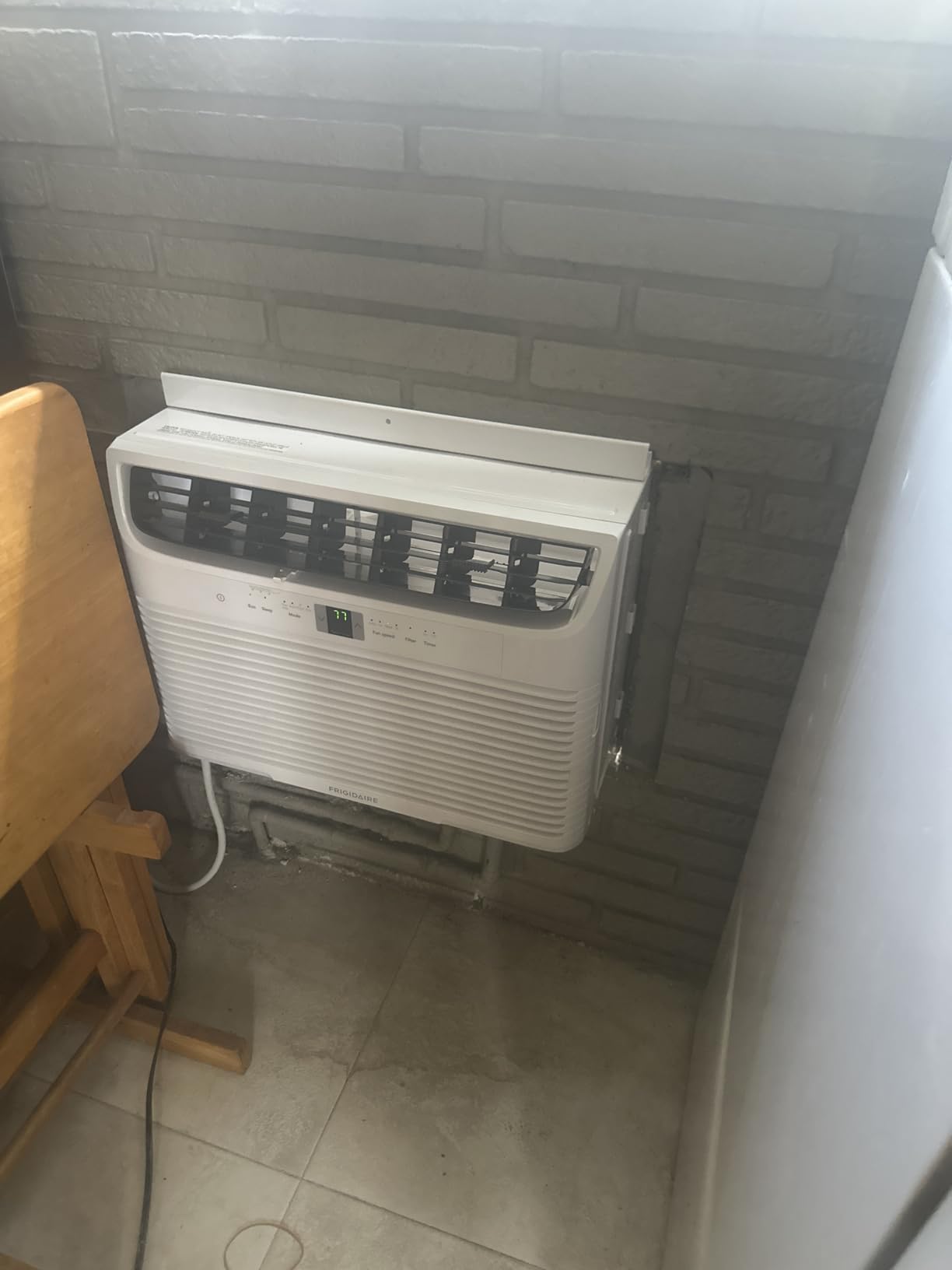 Frigidaire 10,000 BTU Window Air Conditioner with Remote Control, Cools Up to 450 Sq. Ft., Quiet Operation, Eco Mode, 3 Fan Speeds, Auto Restart, White customer photo 1