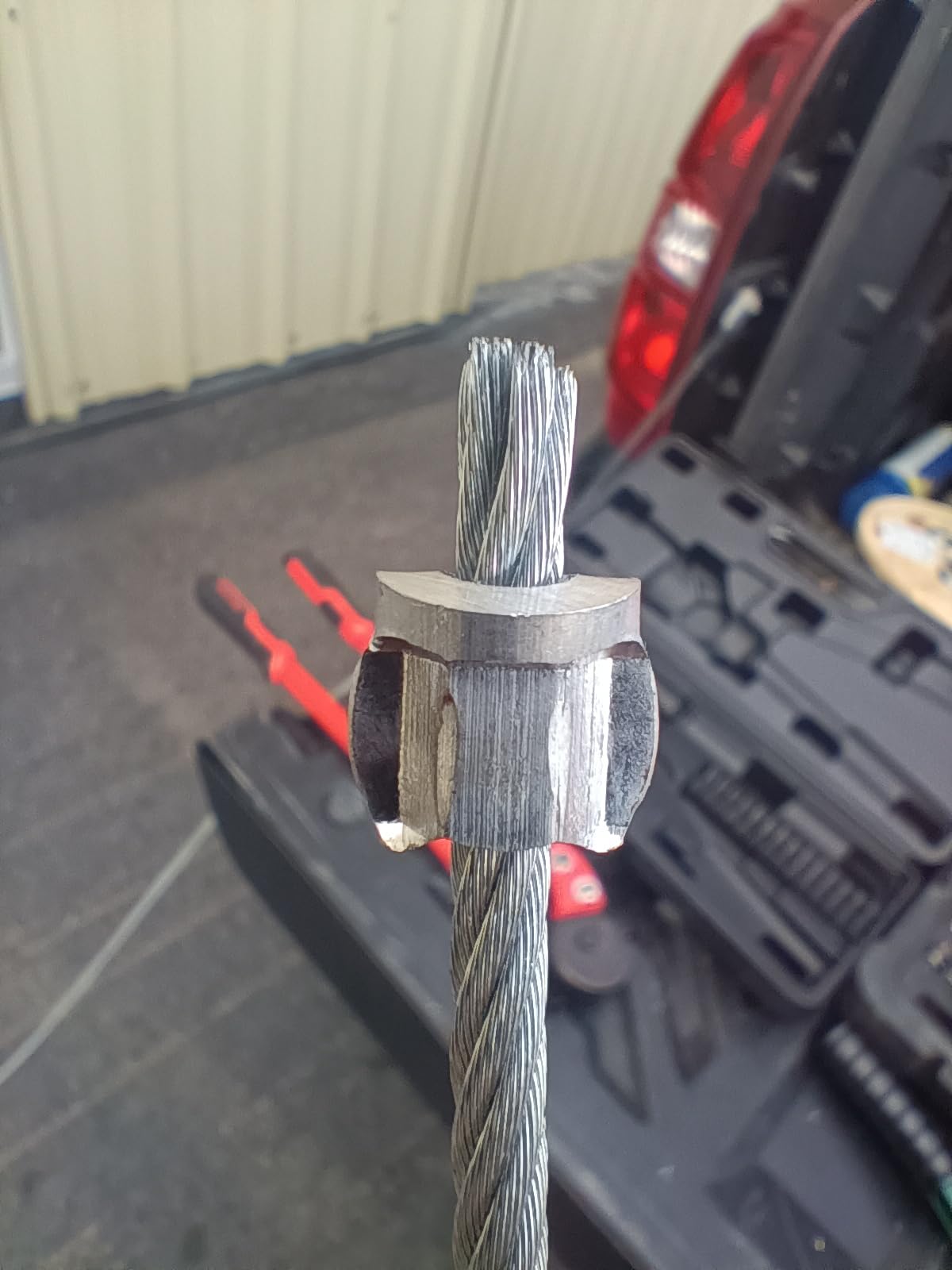 16-Ton Hydraulic Wire Crimper with 13 Pairs of US Dies | For electricians and mechanics, crimps 6 AWG-600 MCM cable lugs with 13 pairs of standard US dies. customer photo 2