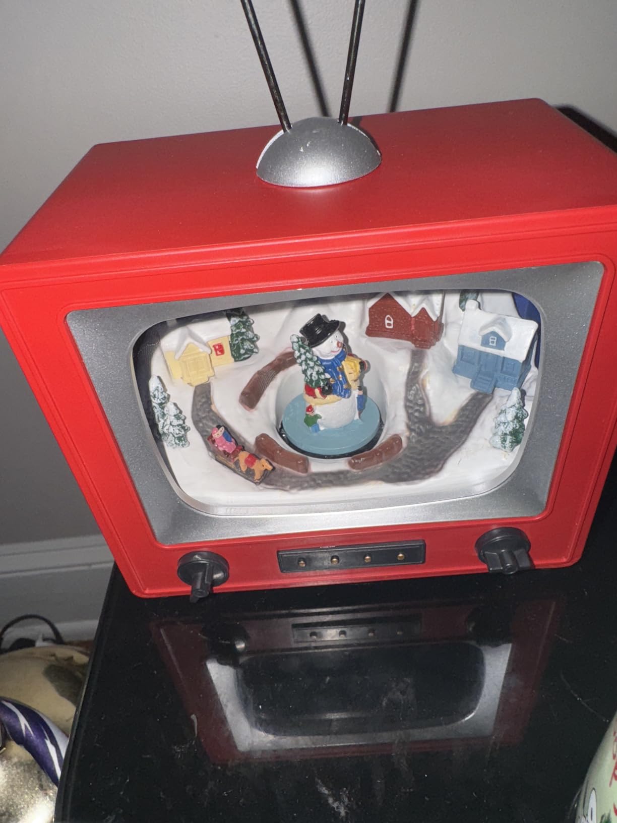 Moments in Time Retro Radio with Santa's Home Scene - 5.5