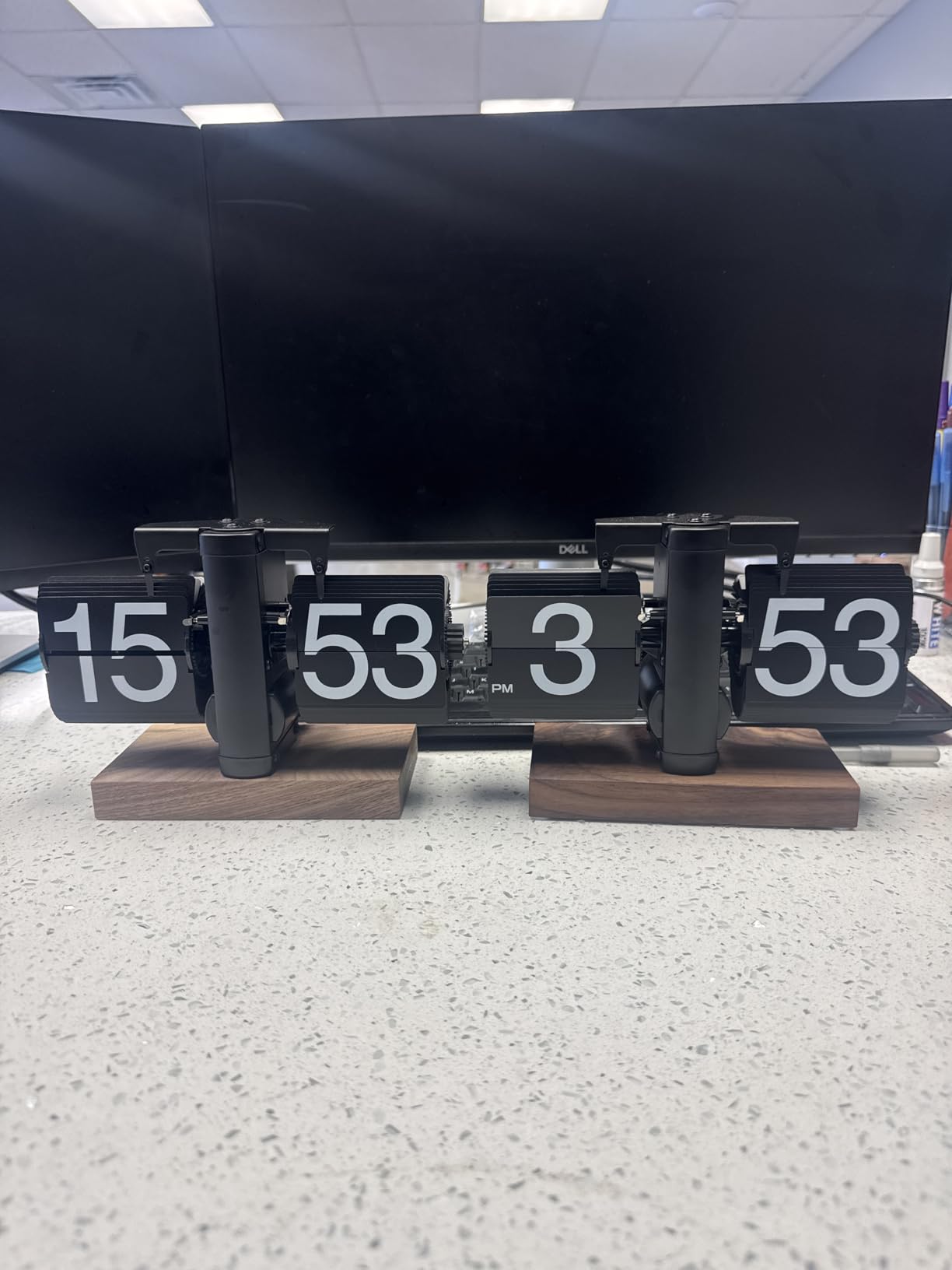 VBESTLIFE Retro Digital Flip Down Clock, Battery Powered Internal Gear Operated Clock, Classic Mechanical, Black Walnut Base, for Home & Office Decor (Black) customer photo 2