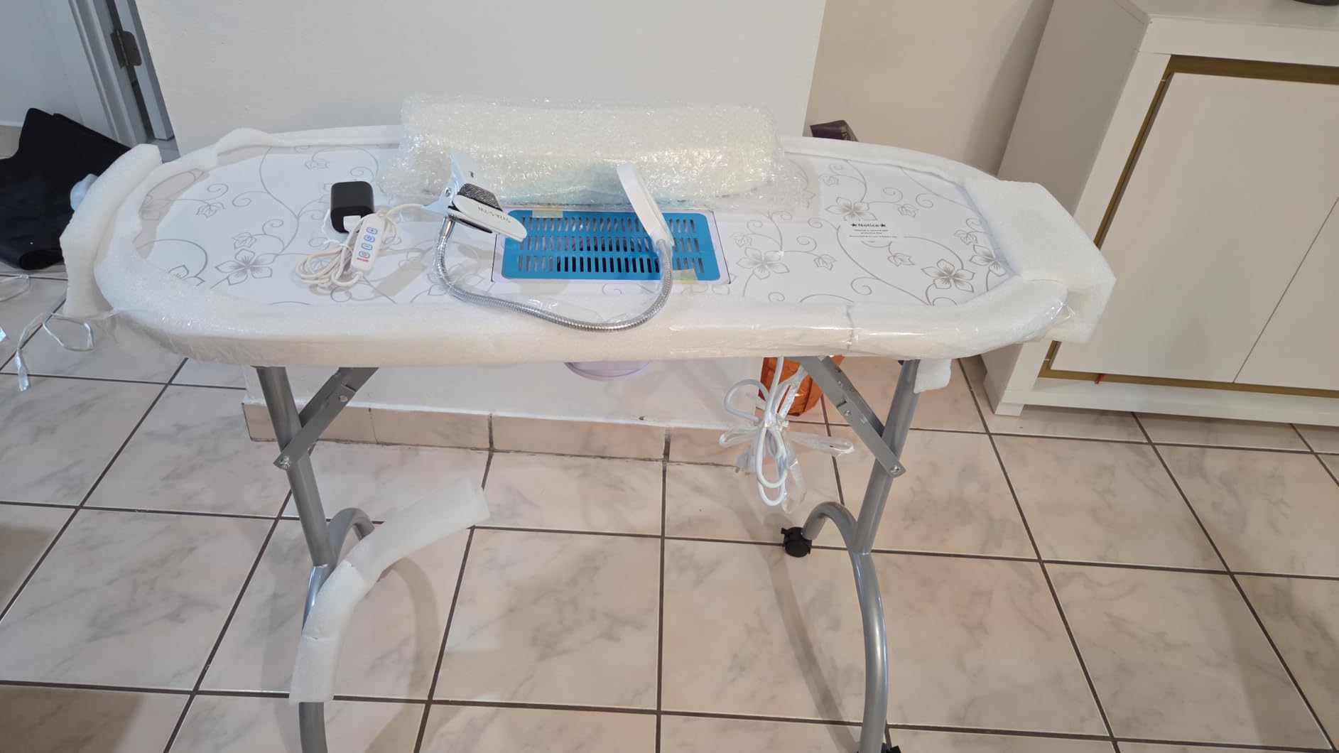 WELLHUT Manicure Table Portable Nail Table Desk with LED Nail Lamp, Electric Dust Collector, Wrist Rest, Lockable Wheels, Folding Manicure Station for Nail Techs with Carry Bag customer photo 2