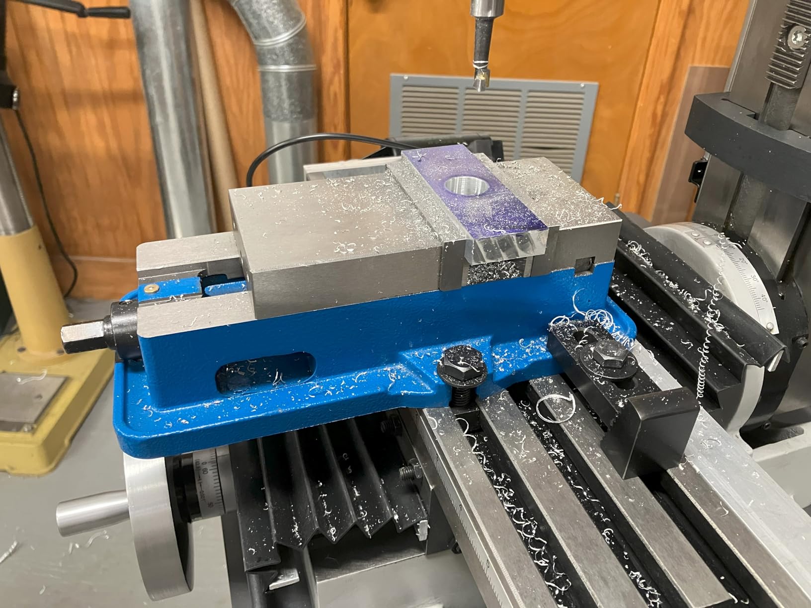 VEVOR 6 Inch Heavy Duty Milling Vise Bench Clamp Vise High Precision Clamping Vise 6 Inch Jaw Width with 360 Degrees Swiveling Base CNC Vise customer photo 2