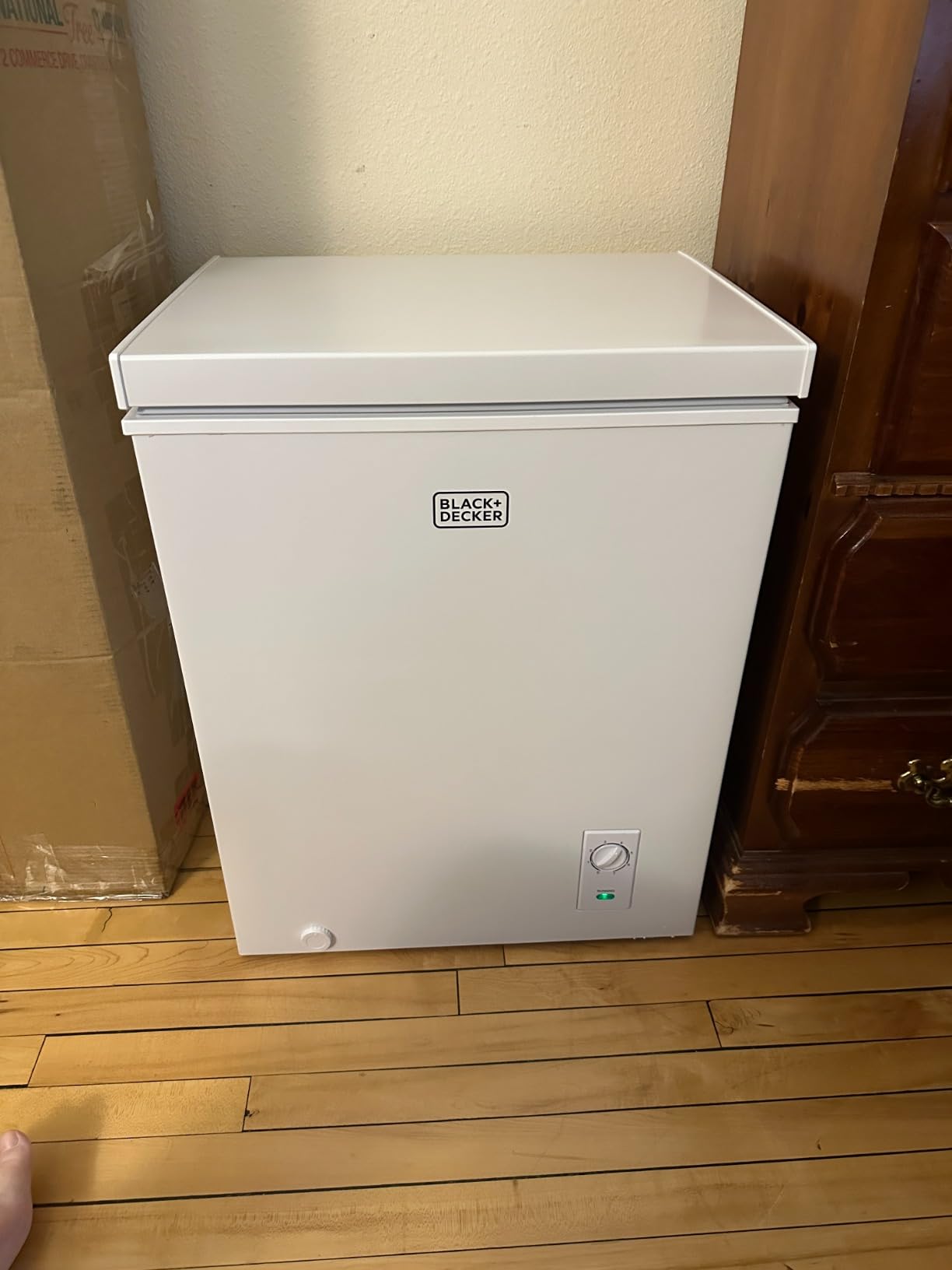 BLACK+DECKER 10 Cu. Ft. Chest Freezer, R600a Refrigerant, BCF1000E, White | Deep Freezer with Top Opening, Chest with Removable Storage Basket, Mechanical Temperature Control, Manual Defrost customer photo 1
