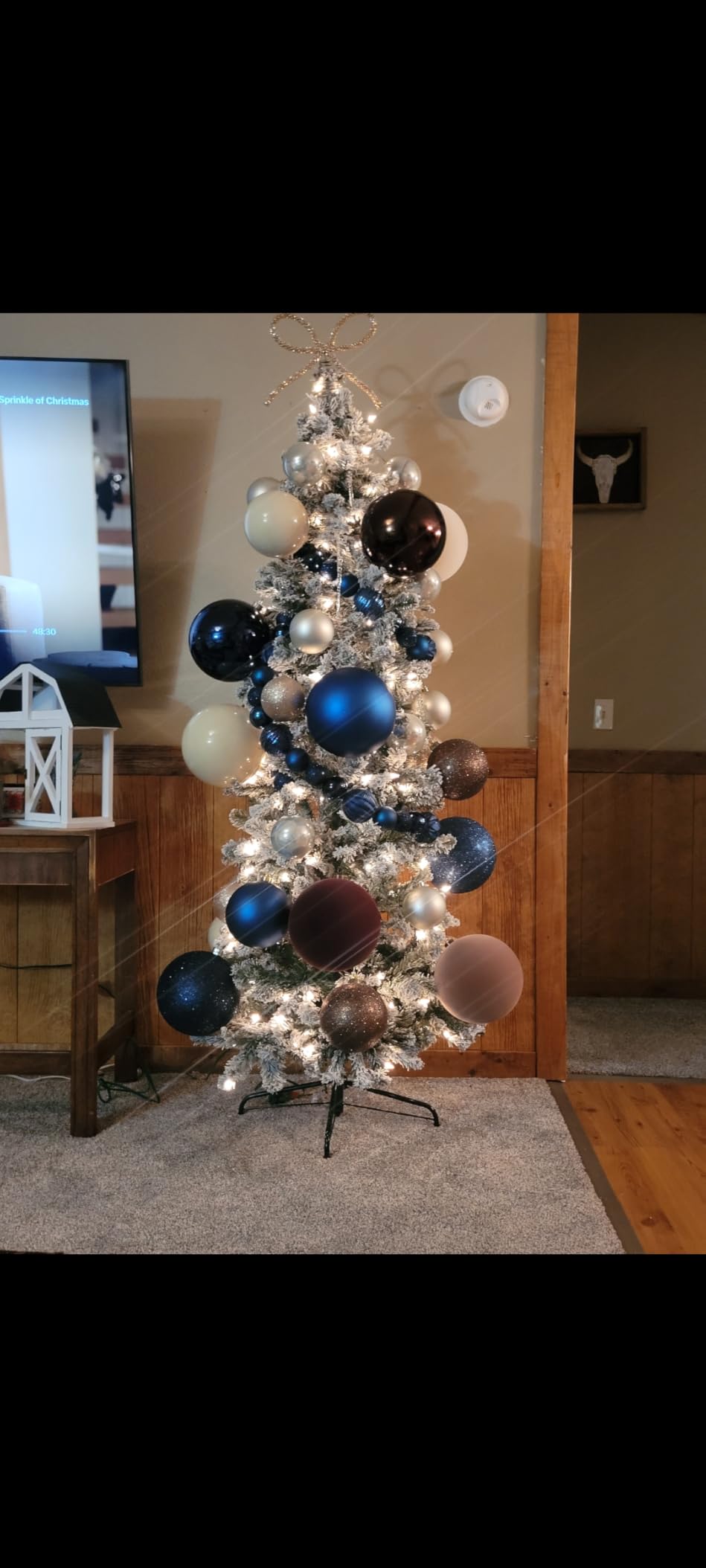 SHareconn 6ft Prelit Snow Flocked Artificial Hinged Slim Pencil Christmas Tree with Warm White Lights, Flocked Pencil Spruce Tree, Perfect Decoration Choice for Xmas Holiday, 6 FT, Flocked Green customer photo 2