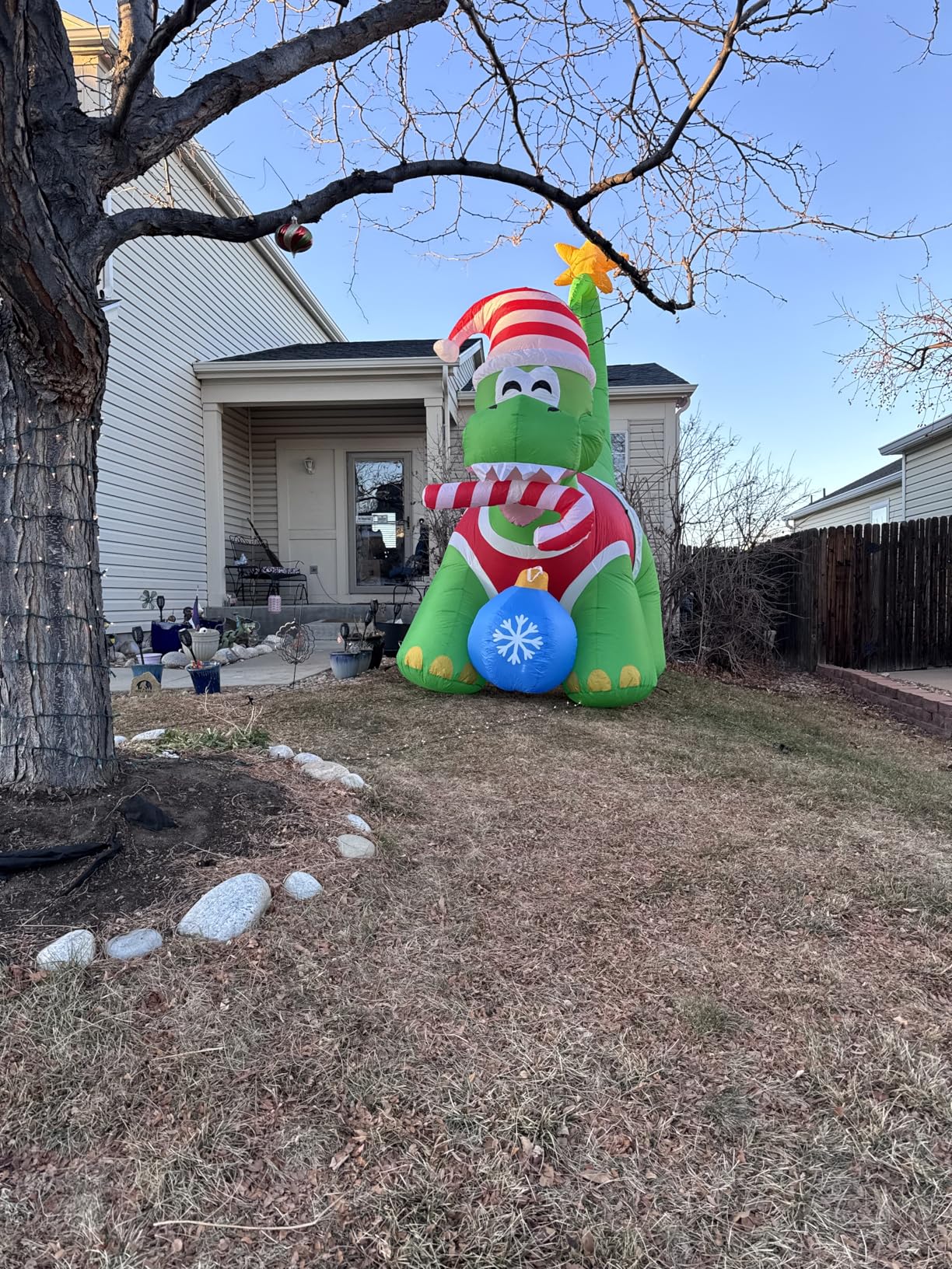 8FT Santa Claus Sitting on the Roof Christmas Inflatable Decoration with LED Lights, Suitable for Holiday Celebration Decorations in Courtyards, Lawns, Terraces customer photo 1